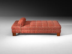 Divano letto in stile Art Déco con tessuto a motivi rossi e bianchi e base in rovere