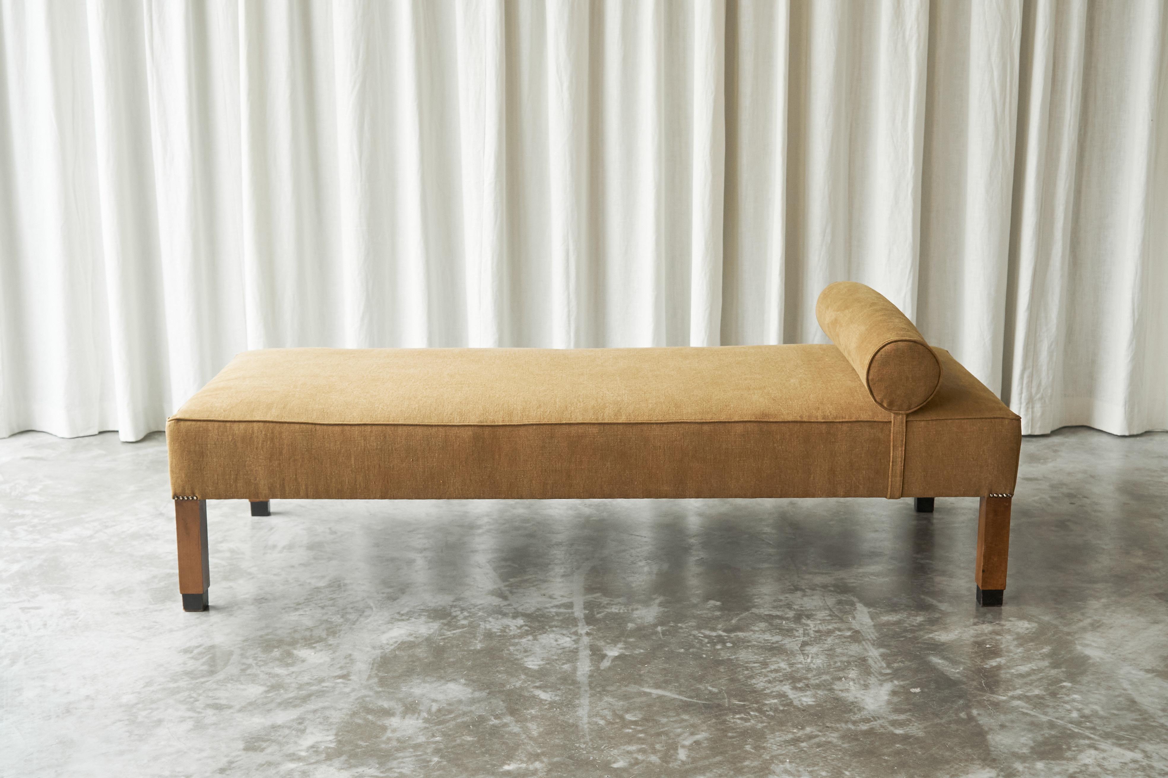 Art Deco Daybed in Stonewashed Linen, 1930s, Restored and Newly Upholstered.

This stunning 1930s Art Deco daybed shows wonderful proportions. It is well sized, with sturdy legs and elegant feet. The characteristic copper nails make a nice detail.