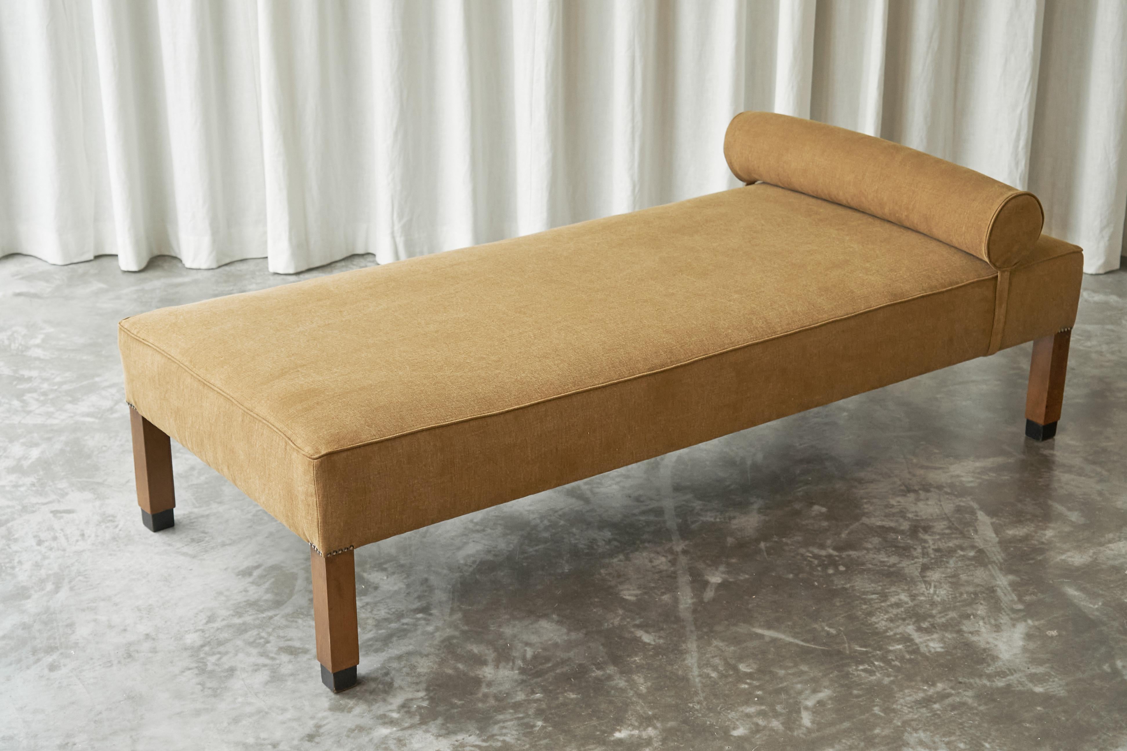 Hand-Crafted Art Deco Daybed in Stonewashed Linen 1930s For Sale