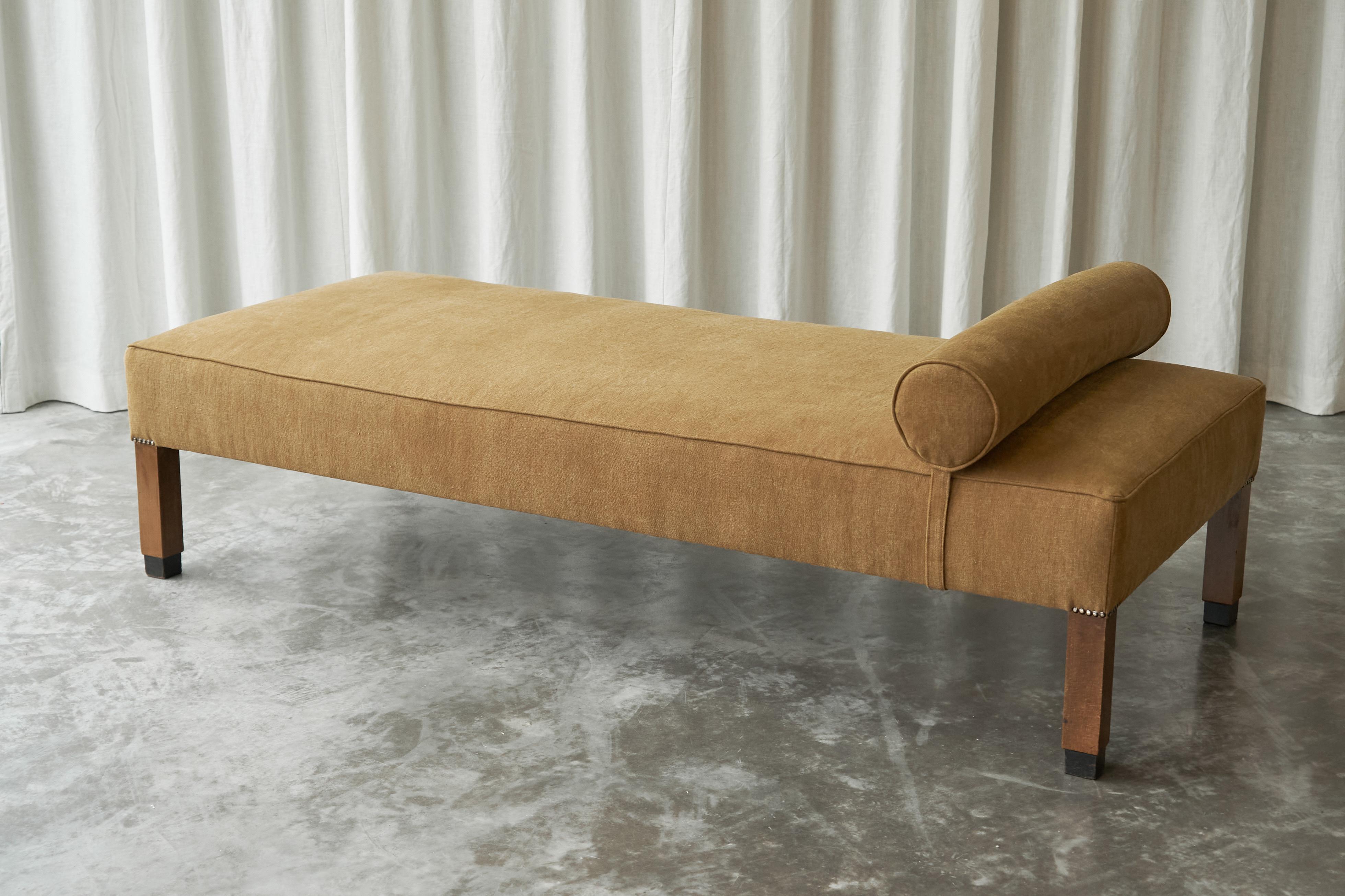 Art Deco Daybed in Stonewashed Linen 1930s In Good Condition For Sale In Tilburg, NL