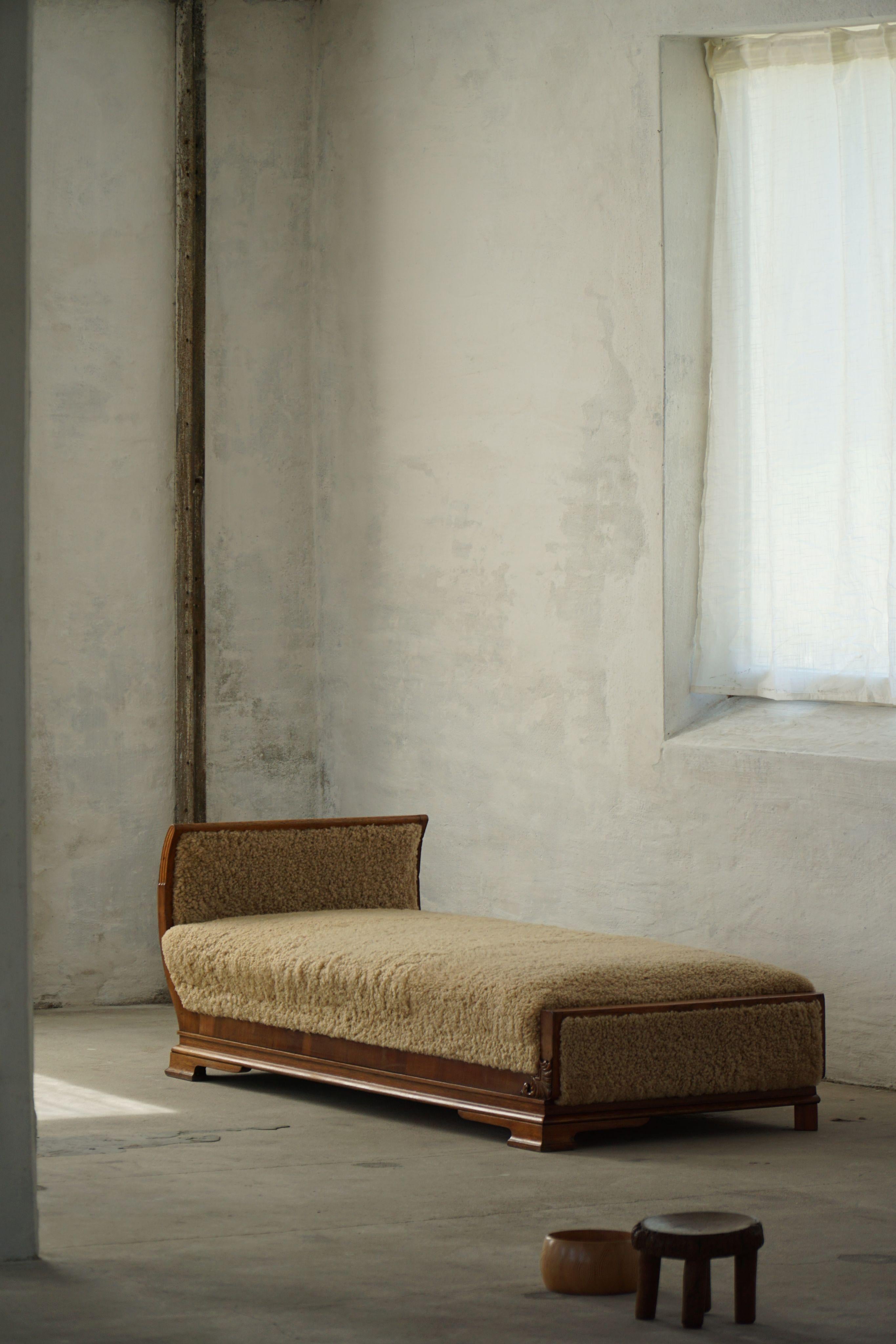 Art Deco, letto da giorno rivestito in lana d'agnello, ebanista danese, anni '30 in vendita 5