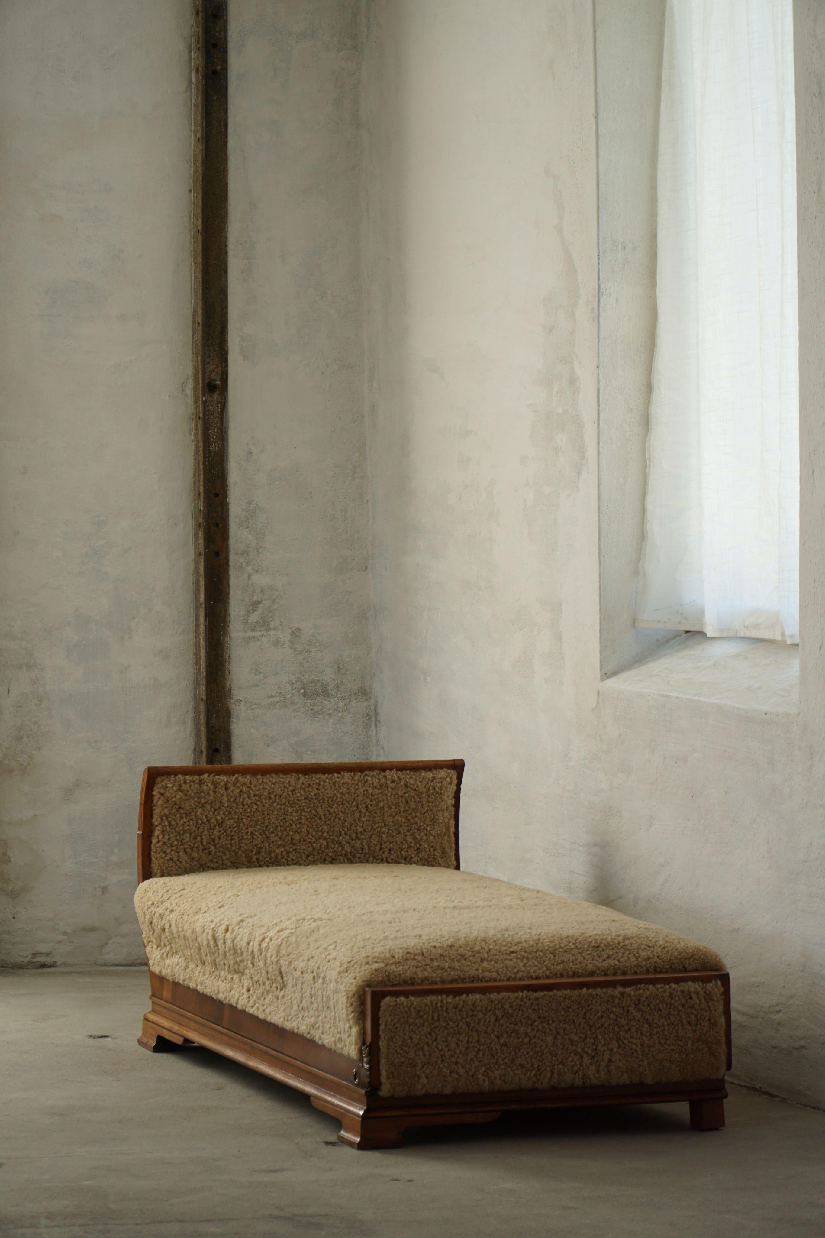Art Deco, letto da giorno rivestito in lana d'agnello, ebanista danese, anni '30 in vendita 8