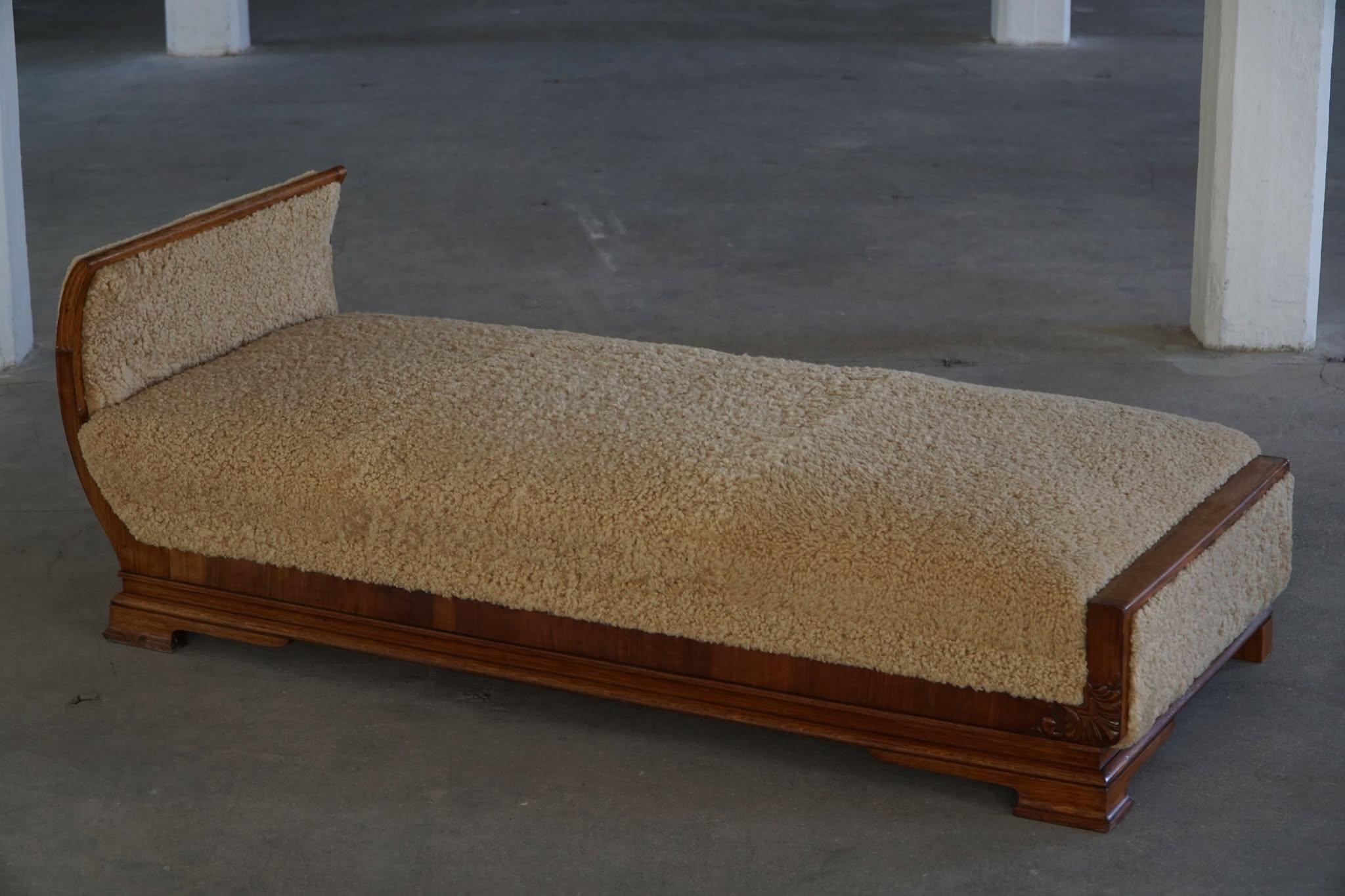 Art Deco, letto da giorno rivestito in lana d'agnello, ebanista danese, anni '30 in vendita 11
