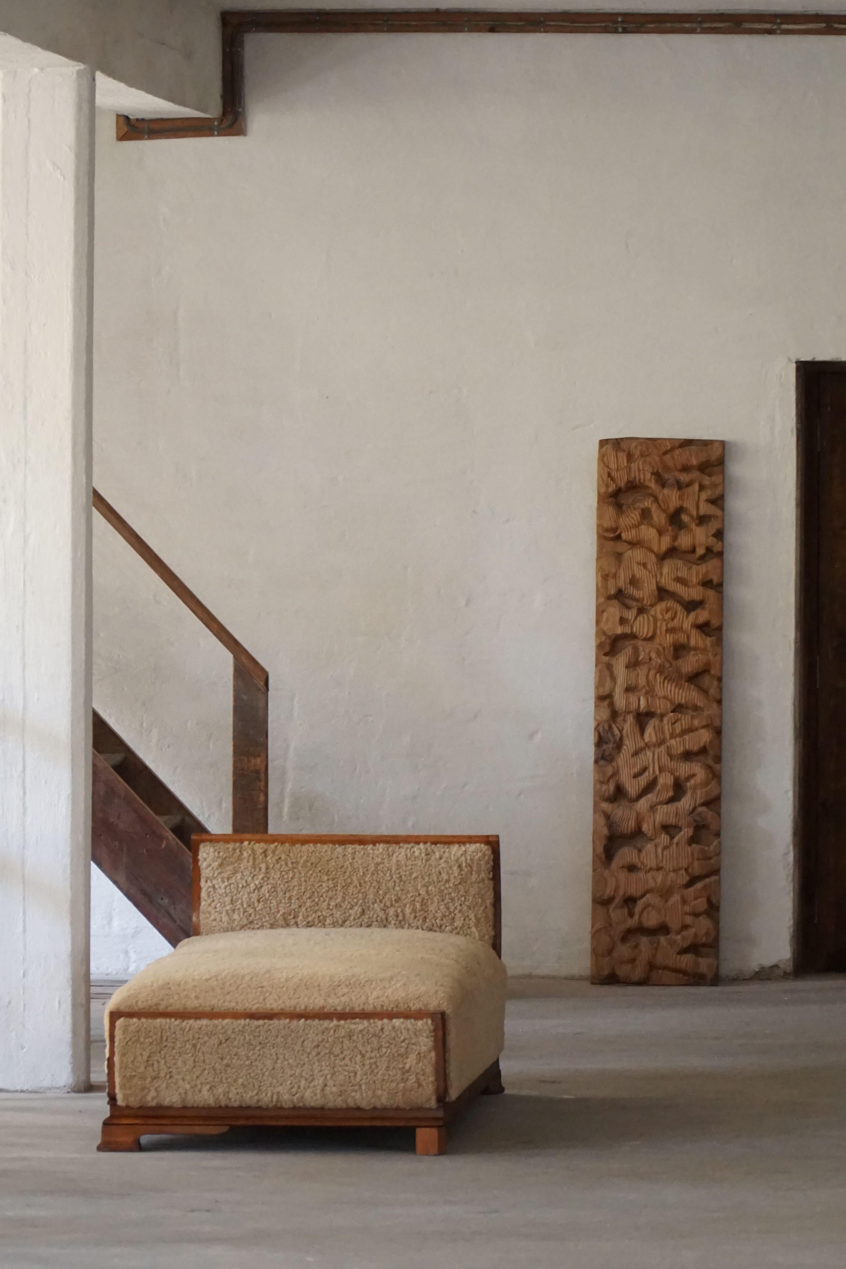 Un eccezionale letto da giorno danese degli anni '30, realizzato da un abile ebanista, che combina eleganza scultorea e ricchezza di materiali. La cornice in rovere massiccio è ornata da un motivo a foglie in basso rilievo finemente intagliato che