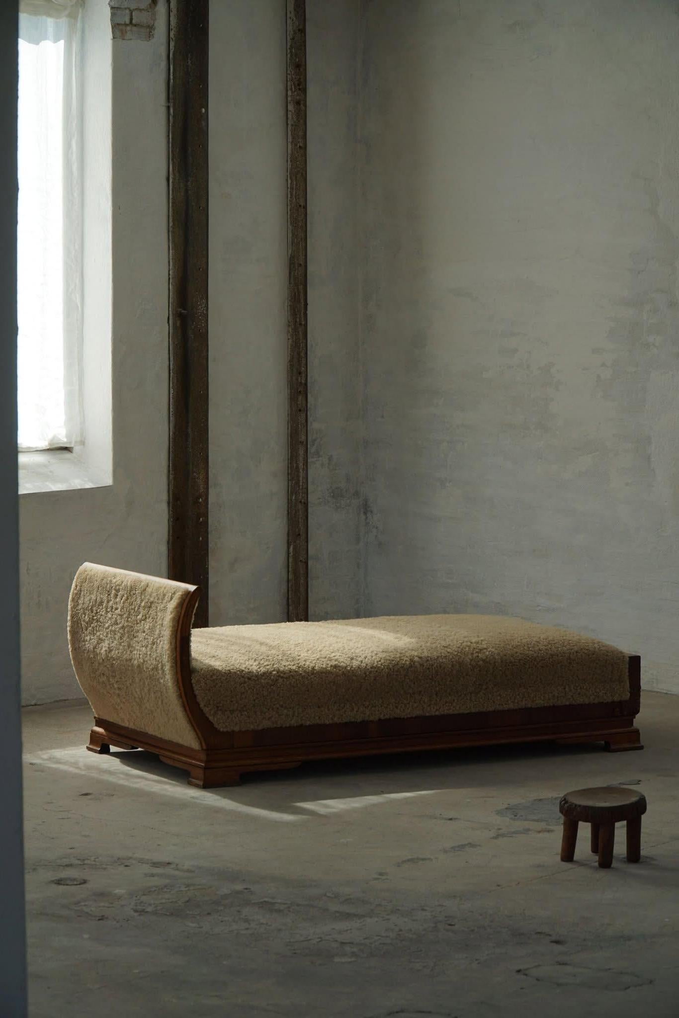 Mid-Century moderno Art Deco, letto da giorno rivestito in lana d'agnello, ebanista danese, anni '30 in vendita