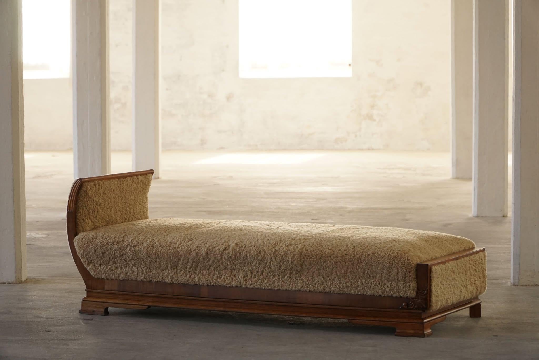 Danese Art Deco, letto da giorno rivestito in lana d'agnello, ebanista danese, anni '30 in vendita