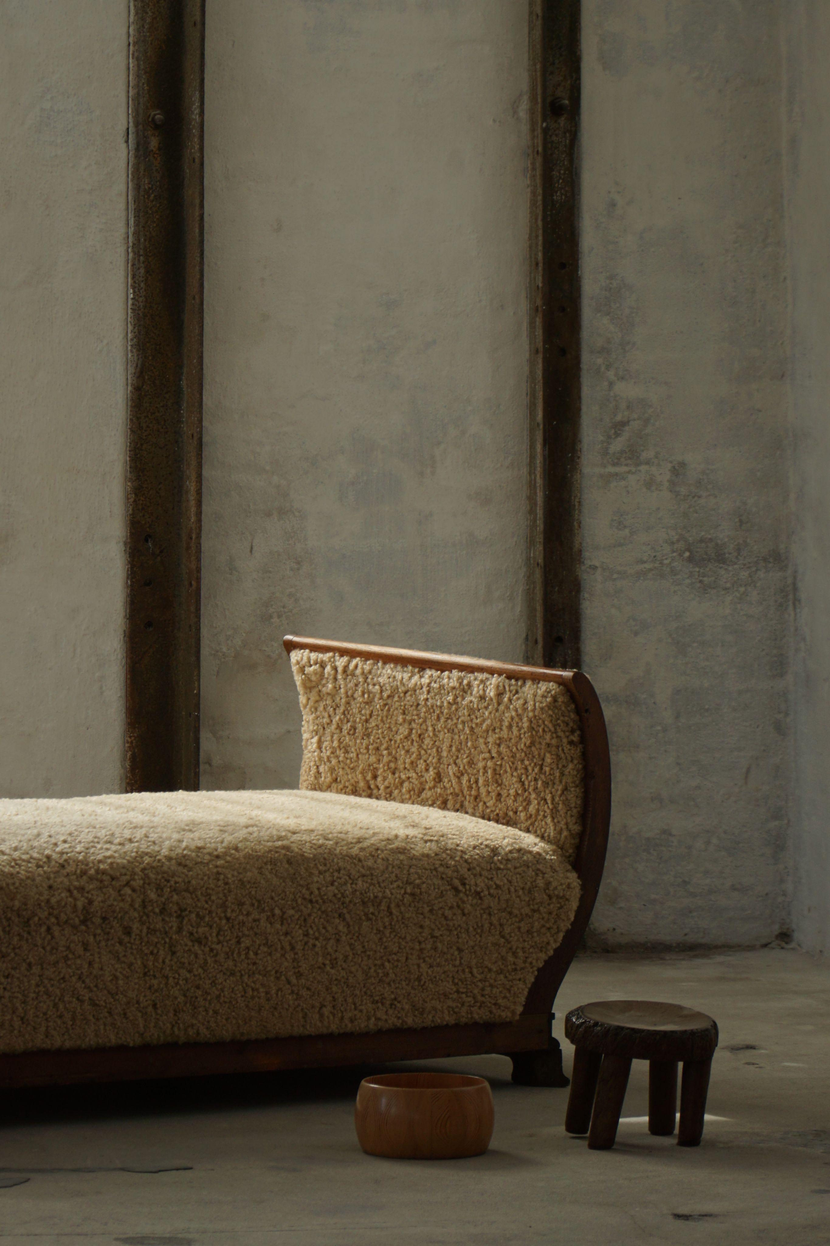 Pelle di agnello Art Deco, letto da giorno rivestito in lana d'agnello, ebanista danese, anni '30 in vendita