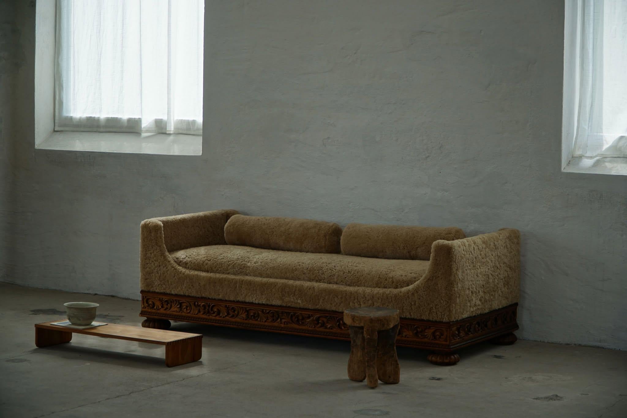 Squisito esempio di Design/One svedese, questo letto da giorno indipendente in stile Art Déco, realizzato da Otto Schulz intorno agli anni '30, unisce l'eleganza scultorea alla ricchezza tattile. La cornice è realizzata in pino intagliato e presenta