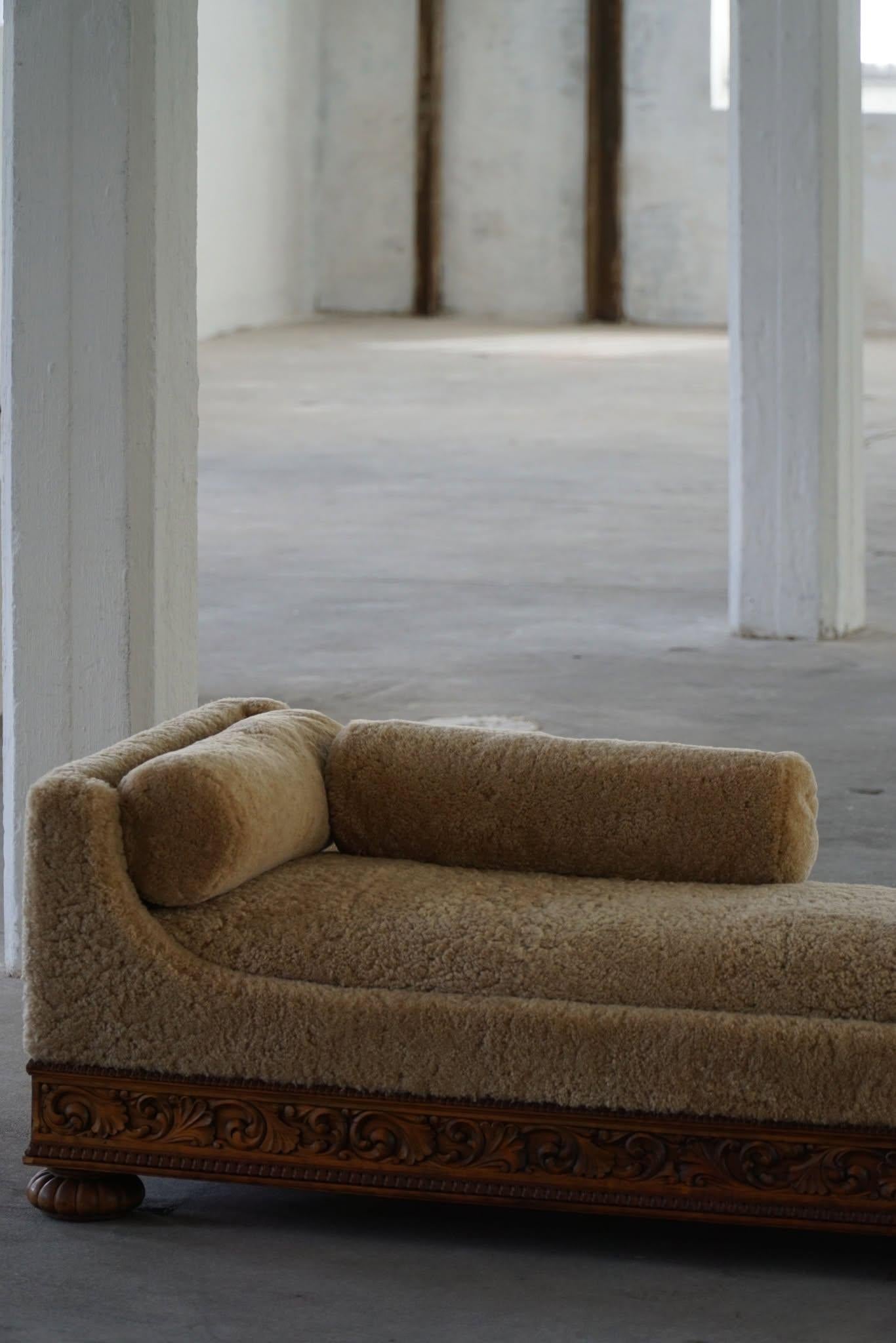 Fatto a mano Art Deco, letto da giorno rivestito in lana d'agnello, Swedish Grace, Otto Schulz, anni '30