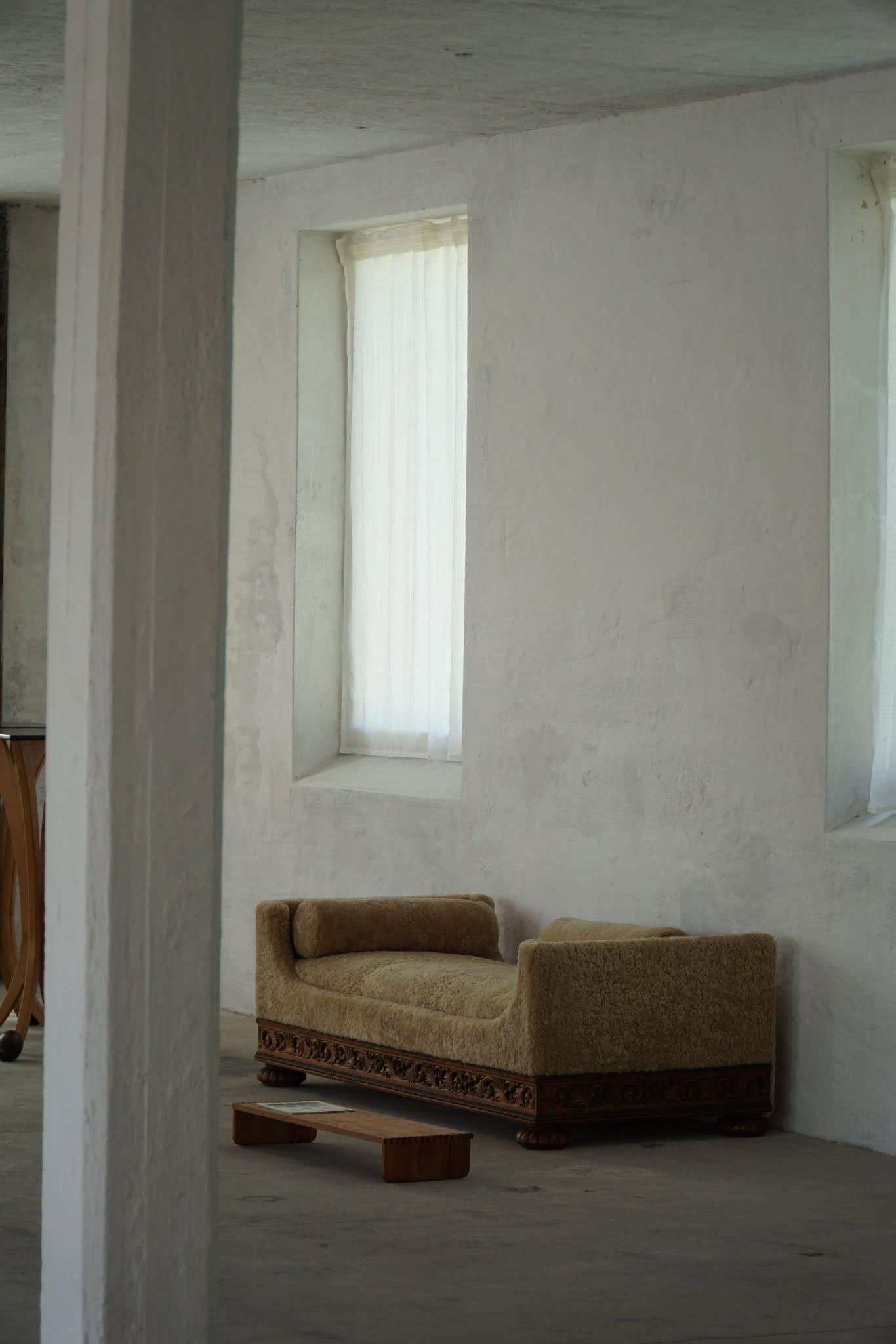 Pelle di agnello Art Deco, letto da giorno rivestito in lana d'agnello, Swedish Grace, Otto Schulz, anni '30
