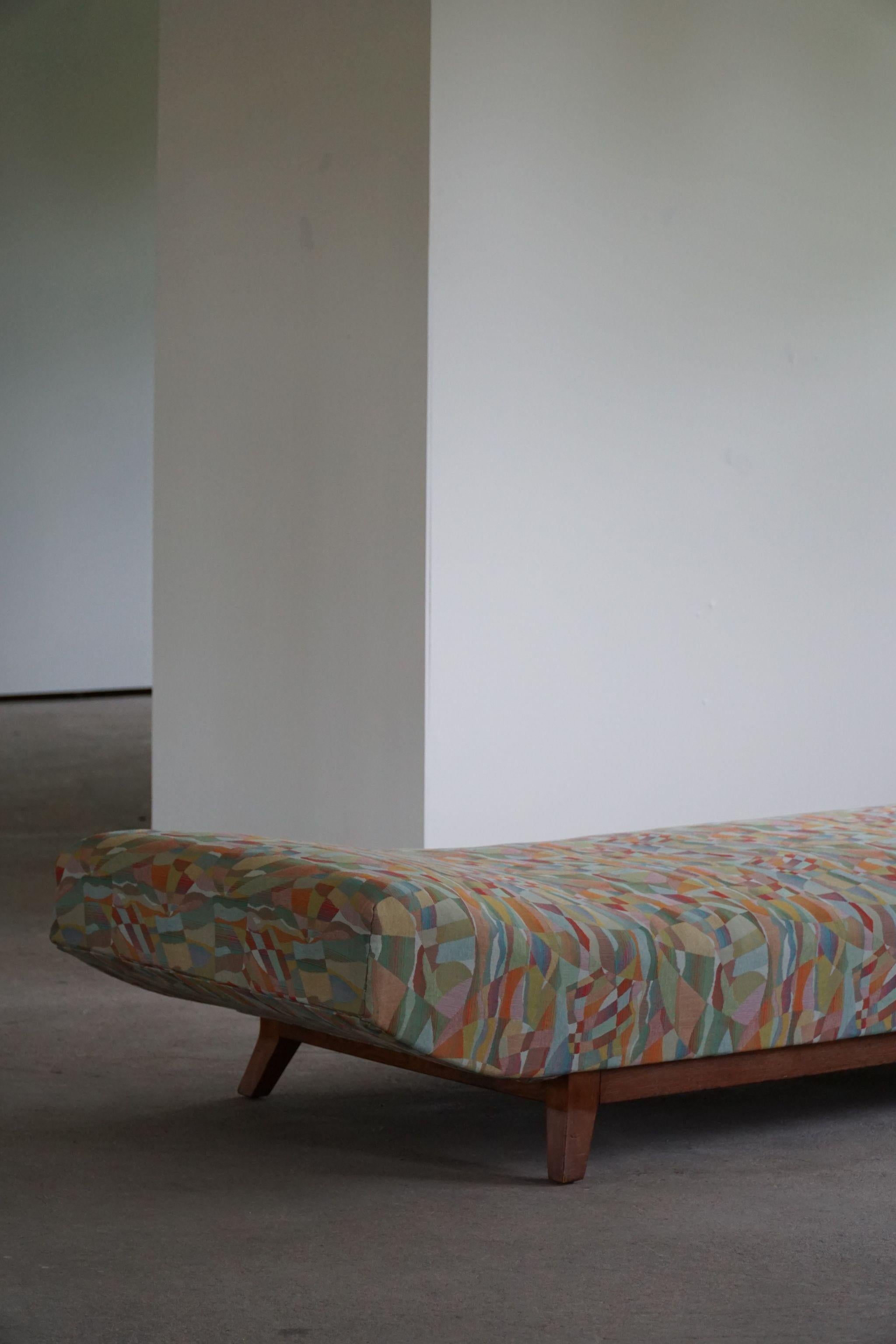 Art Deco Daybed, Reupholstered in Vintage Fabric, Danish Cabinetmaker, 1940s For Sale 5
