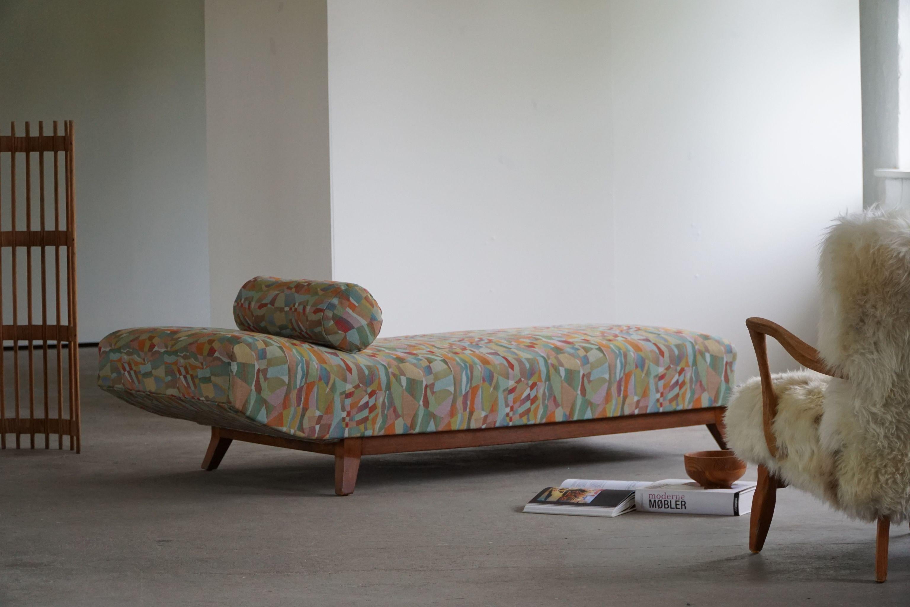 Art Deco Daybed, Reupholstered in Vintage Fabric, Danish Cabinetmaker, 1940s For Sale 6