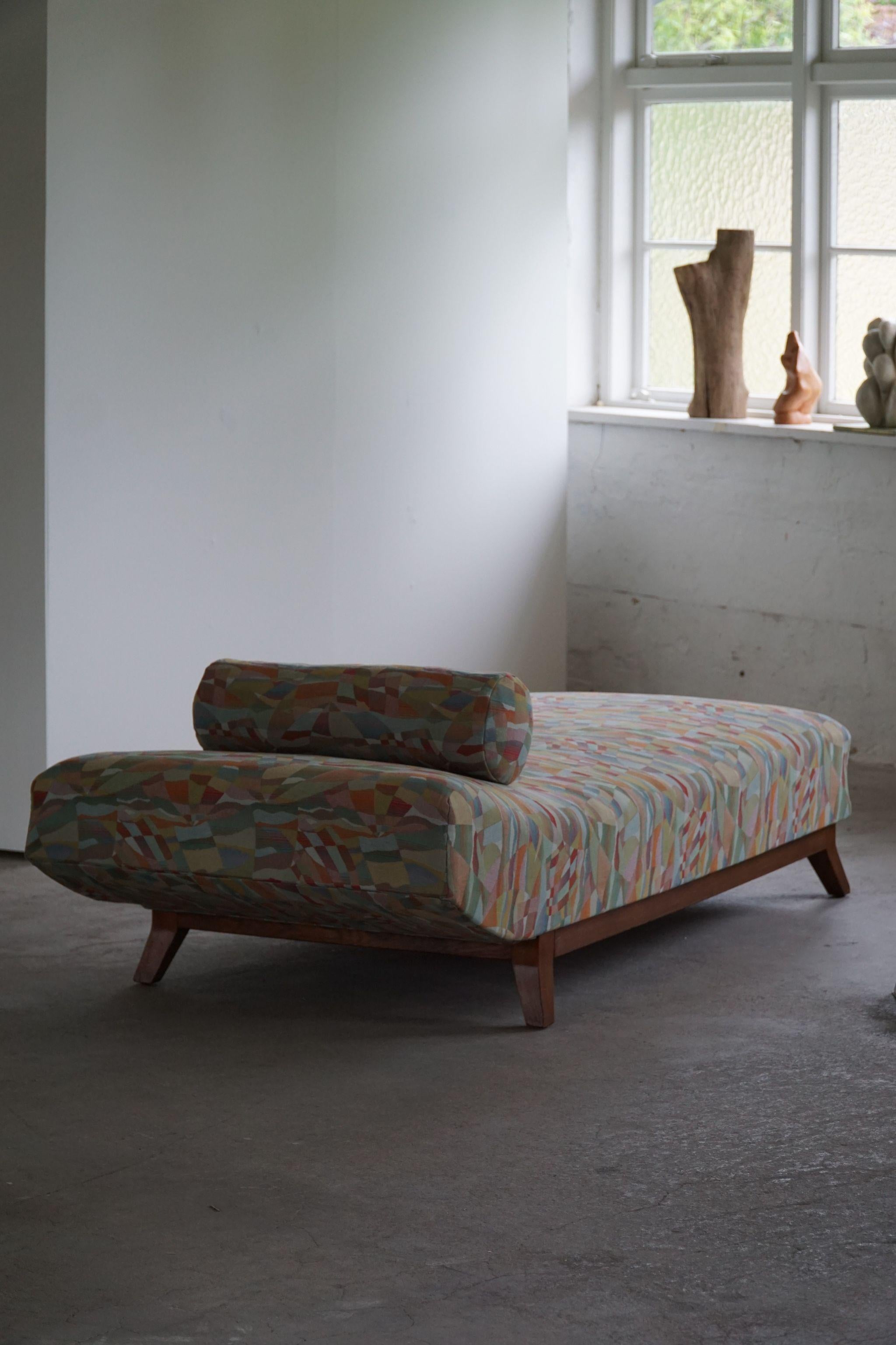 Art Deco Daybed, Reupholstered in Vintage Fabric, Danish Cabinetmaker, 1940s For Sale 7