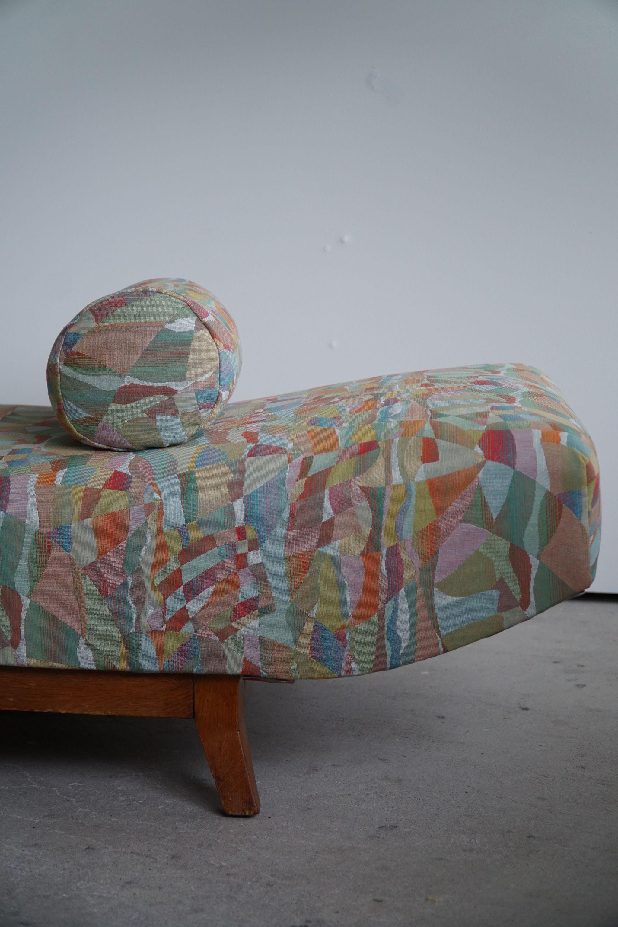Art Deco Daybed, Reupholstered in Vintage Fabric, Danish Cabinetmaker, 1940s For Sale 8