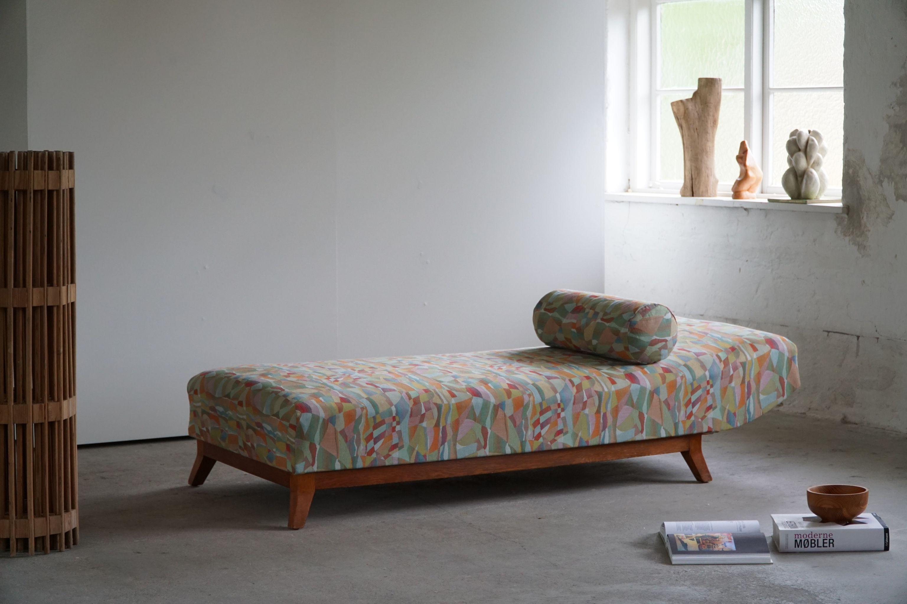 Art Deco Daybed, Reupholstered in Vintage Fabric, Danish Cabinetmaker, 1940s For Sale 10