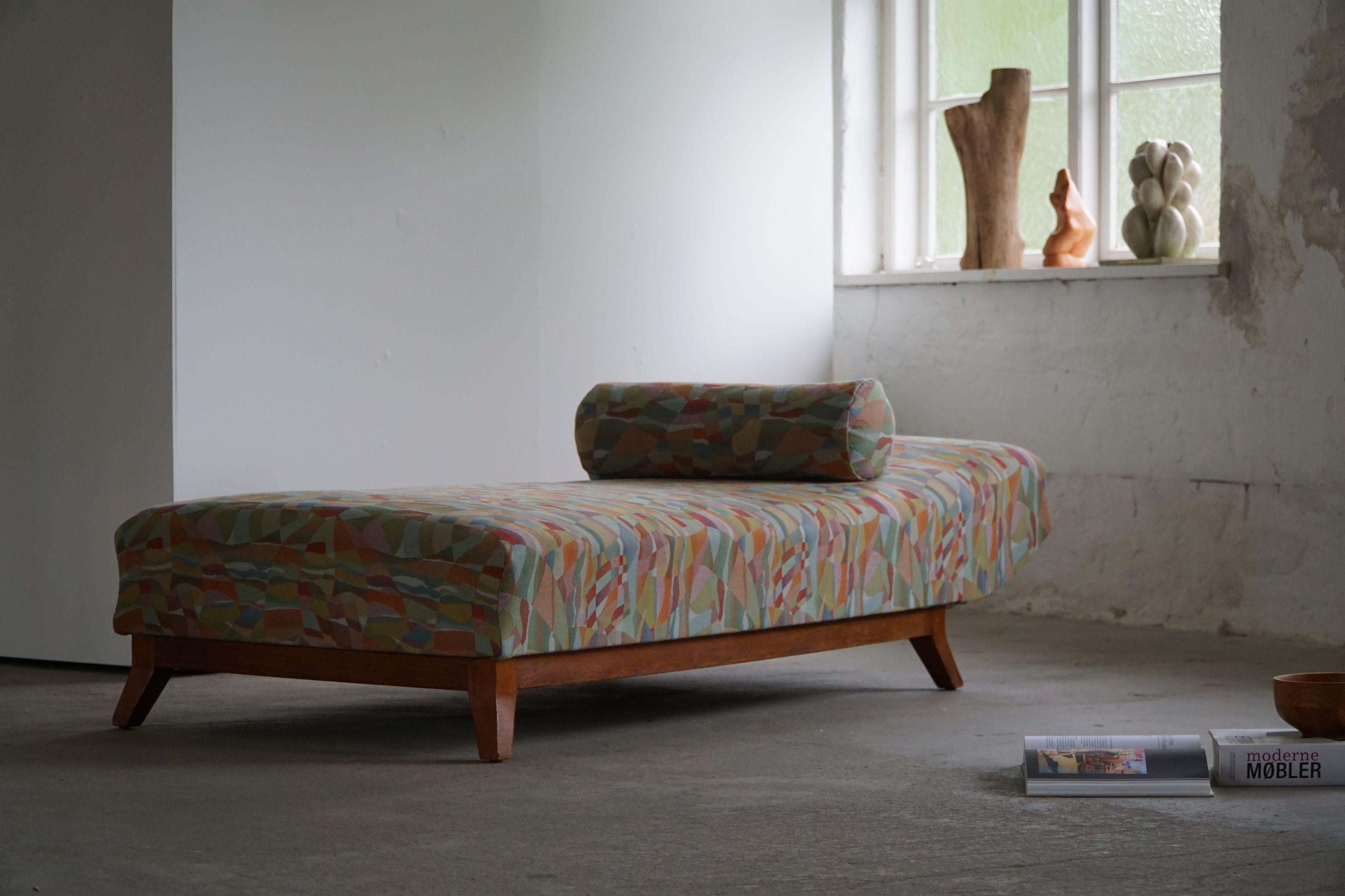 Art Deco Daybed, Reupholstered in Vintage Fabric, Danish Cabinetmaker, 1940s For Sale 1