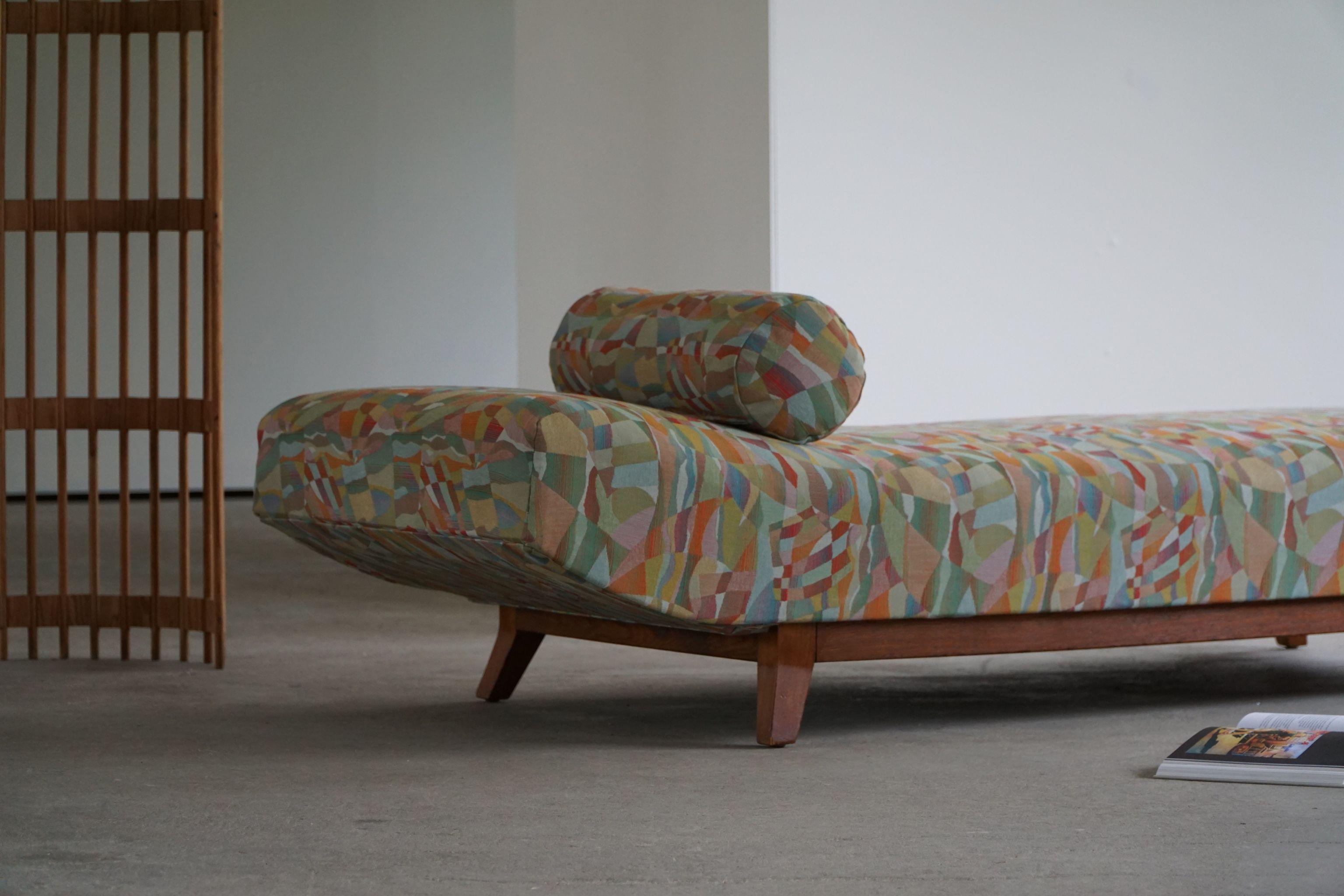 Art Deco Daybed, Reupholstered in Vintage Fabric, Danish Cabinetmaker, 1940s For Sale 3