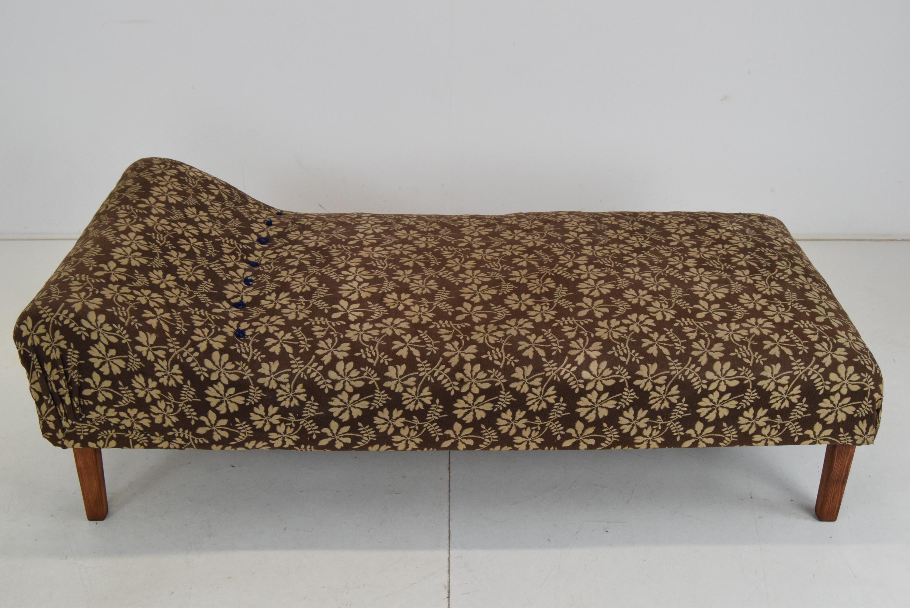 
Prodotto in Cecoslovacchia
Realizzato in tessuto, Wood
Il tessuto presenta segni di utilizzo
Condizioni originali.