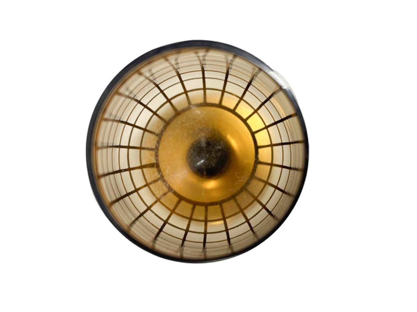 20ième siècle Ensemble carafe et verre en forme de boule Art Déco avec grille dorée en vente