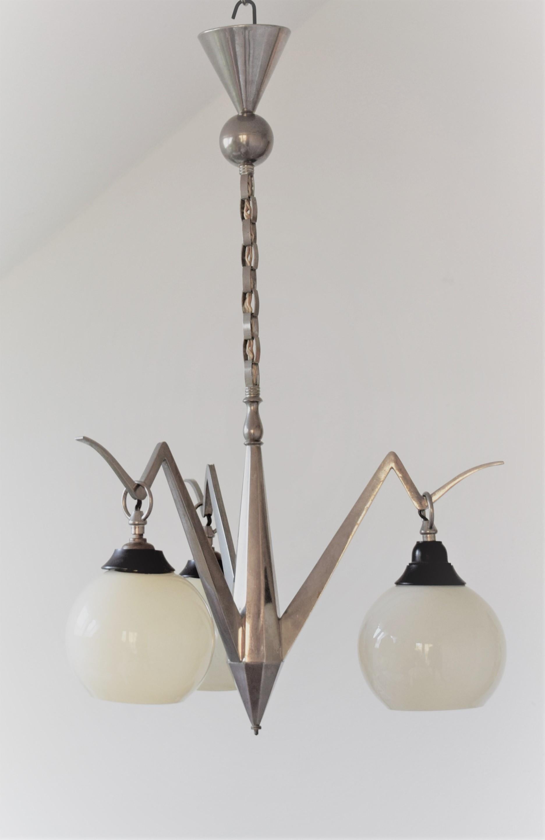 Deckenlampe aus massivem Messingguss - vernickelt.
Solide österreichische Handarbeit
3 Glaskgugeln (Opalglas) con calza E27