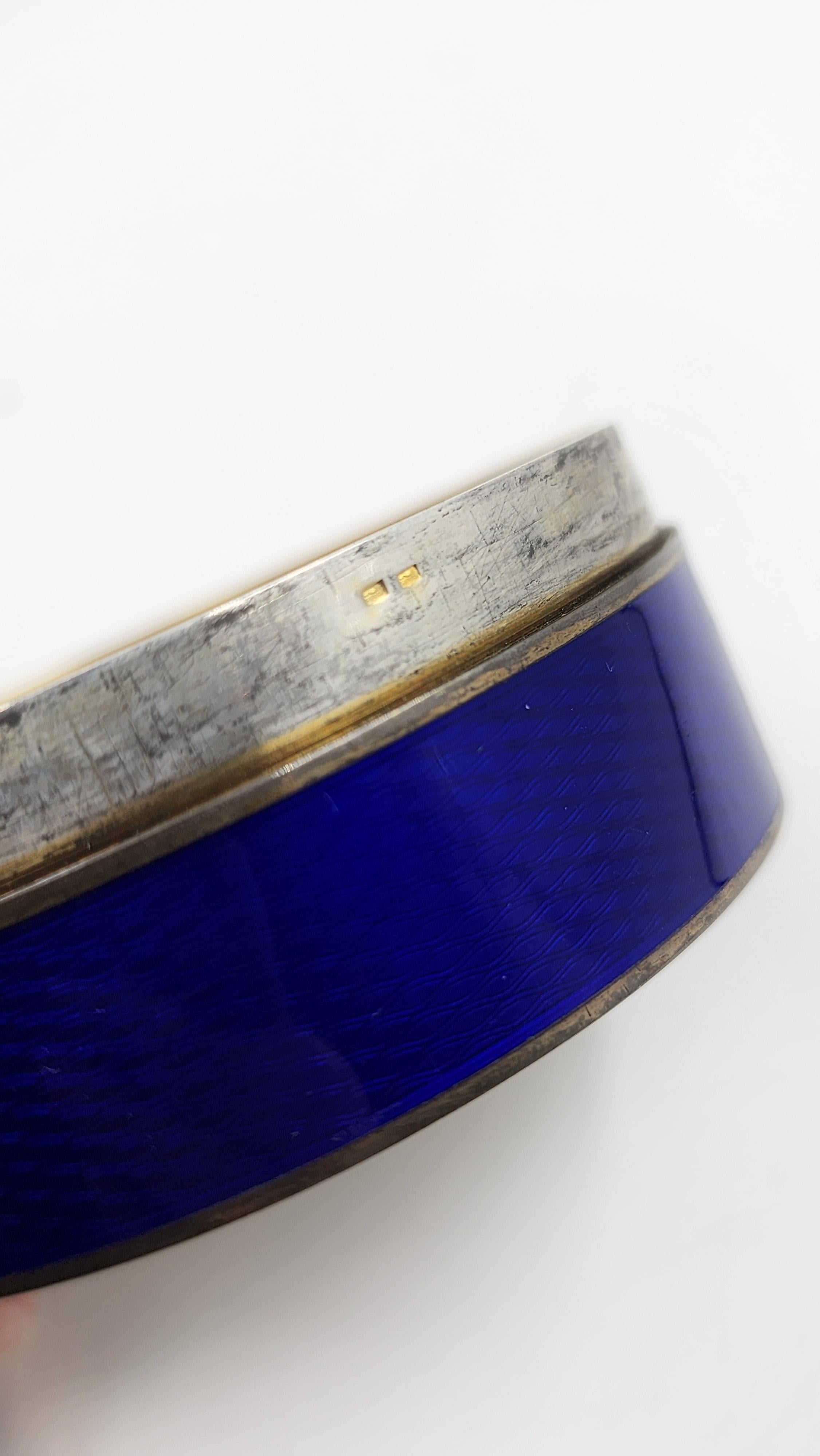 Français Boîte décorative Art Decor en argent sterling avec émail bleu en vente