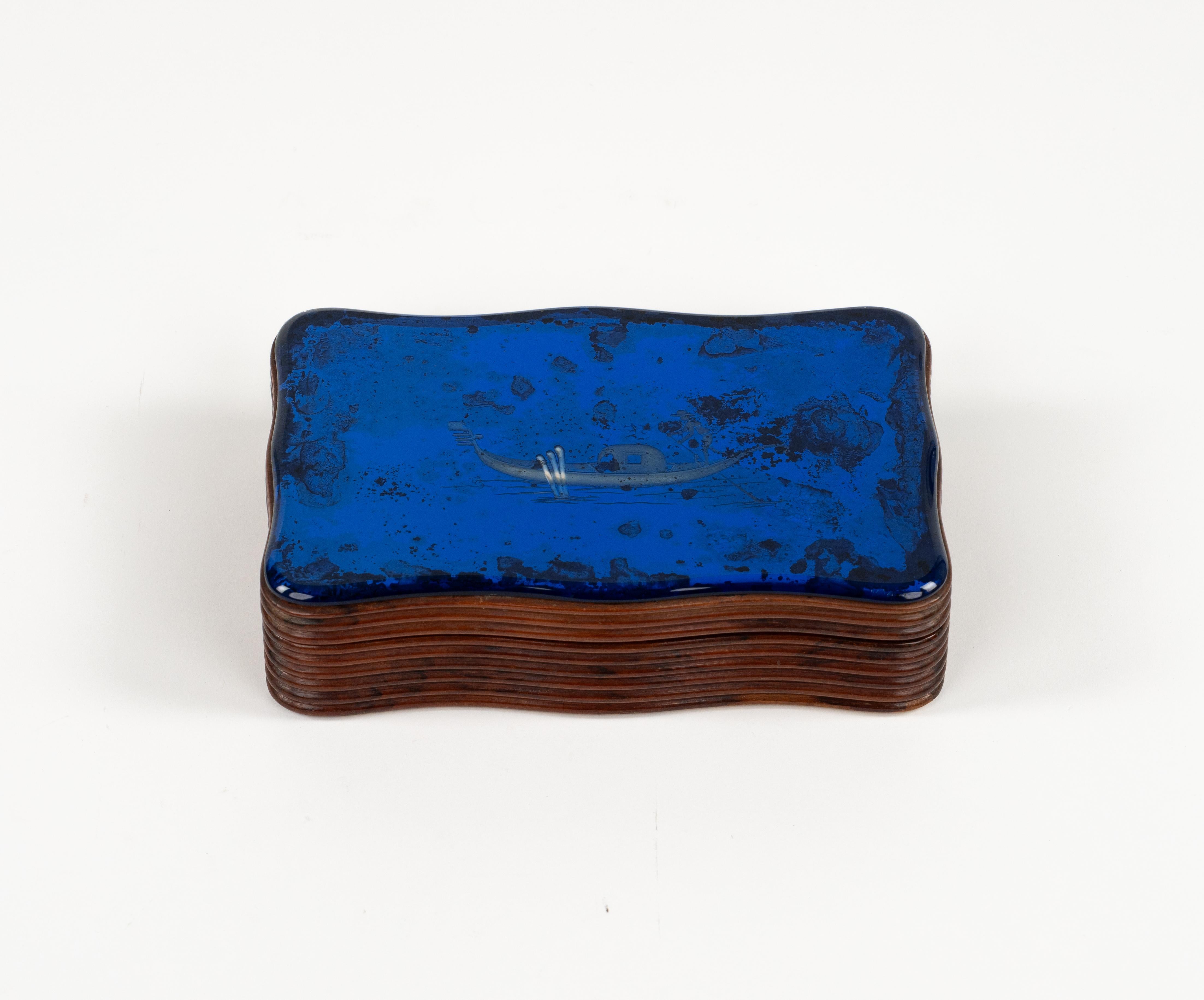 Etonnante boîte rectangulaire ondulée en bois et cristal bleu miroité gravure d'une gondole vénitienne gravure  attribuée à Pietro Chiesa et Gio Ponti pour Fontana Arte.

Fabriqué en Italie dans les années 1930.

Un véritable objet de collection à