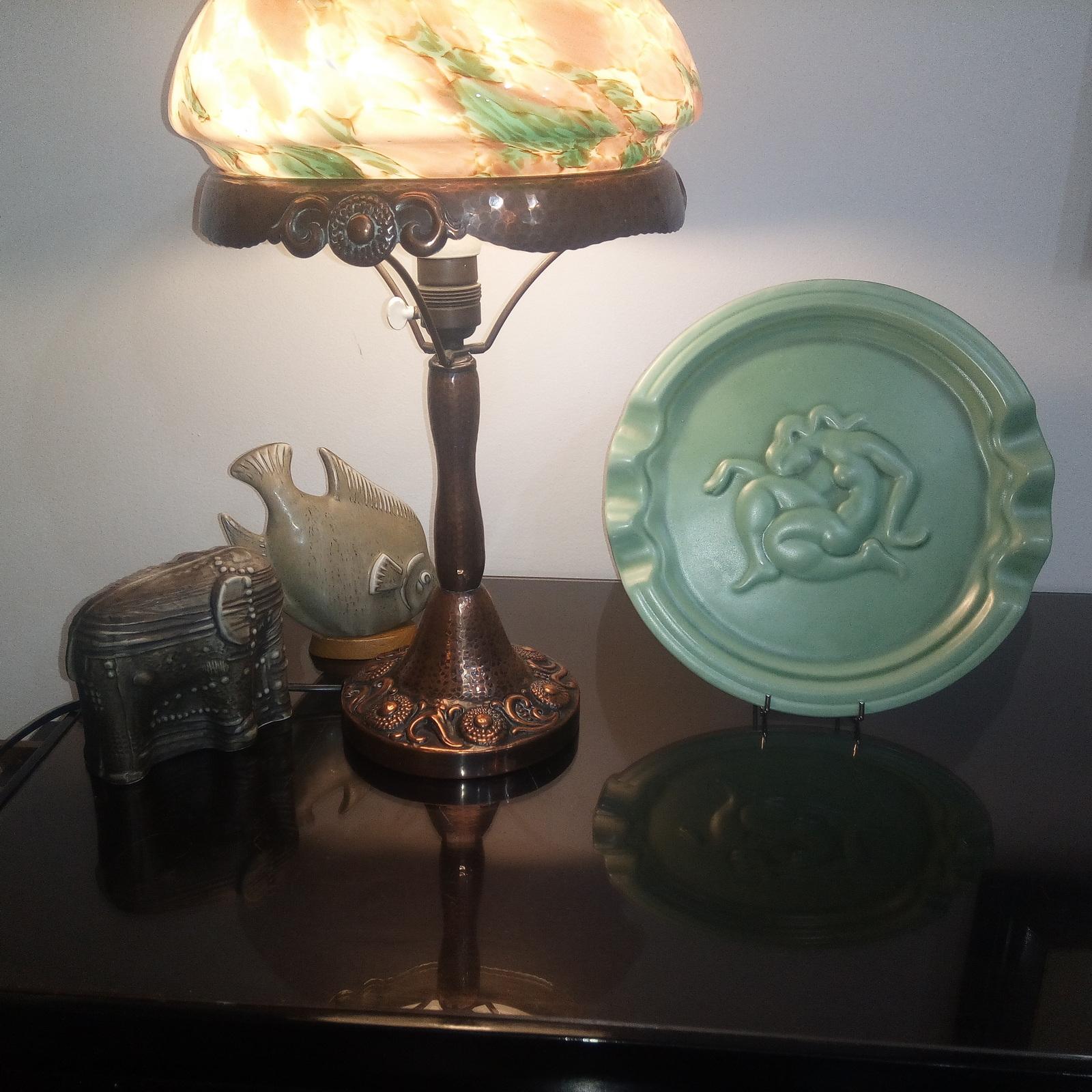 Plato de cerámica decorativa Art Decó de Gefle, diseño Arthur Percy, años 30
Plato decorativo de cerámica vidriada en verde, con decoración en relieve de una fantástica criatura marina, lados ondulados.
Marcado con la marca Gefle debajo y el número