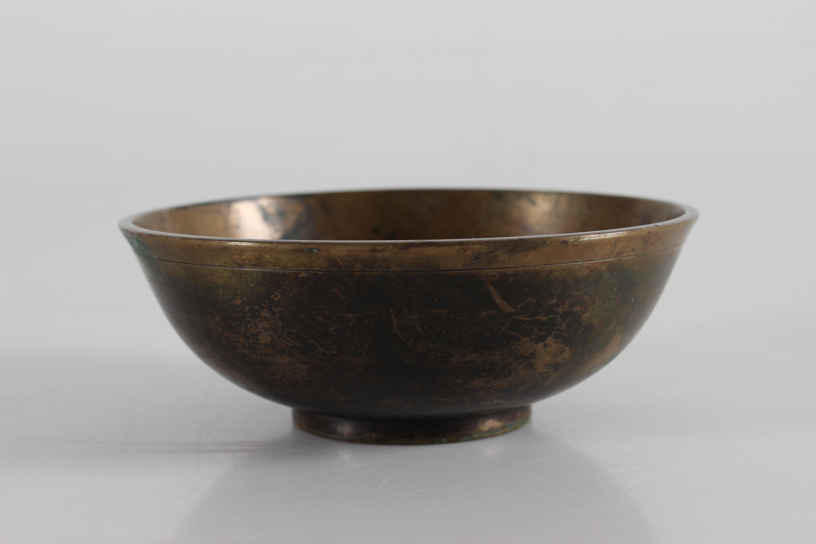 Decorative Art Deco dish/low bowl made of bronze with brown patina.
It's designed by the Danish artist Just Andersen (1884-1943) in the 1930s.

Sign. with monogram for Just Andersen + Denmark + B 208

Nice condition with good patina, small signs of