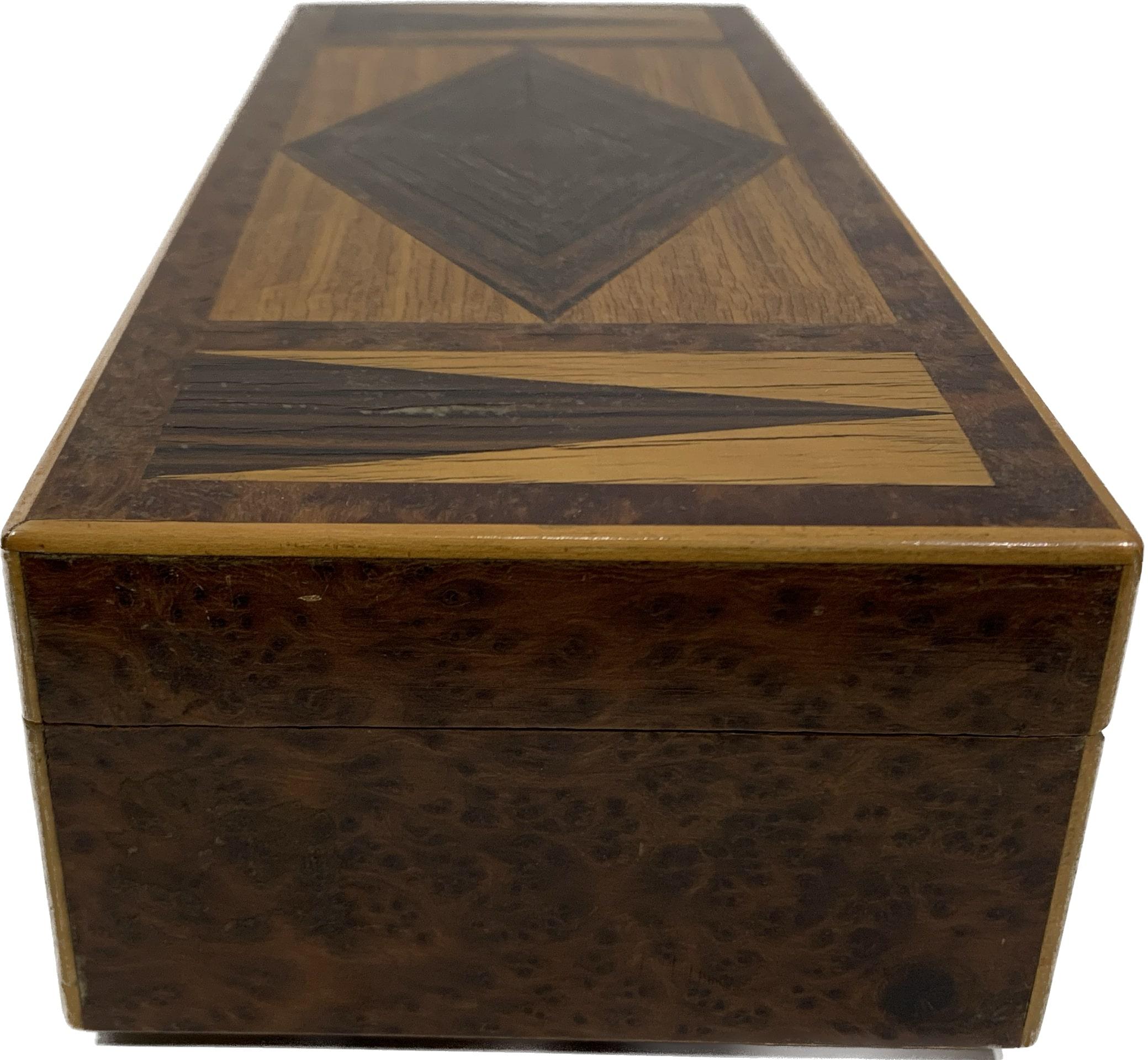 Caja de madera decorativa Art Déco mediados del siglo XX en venta