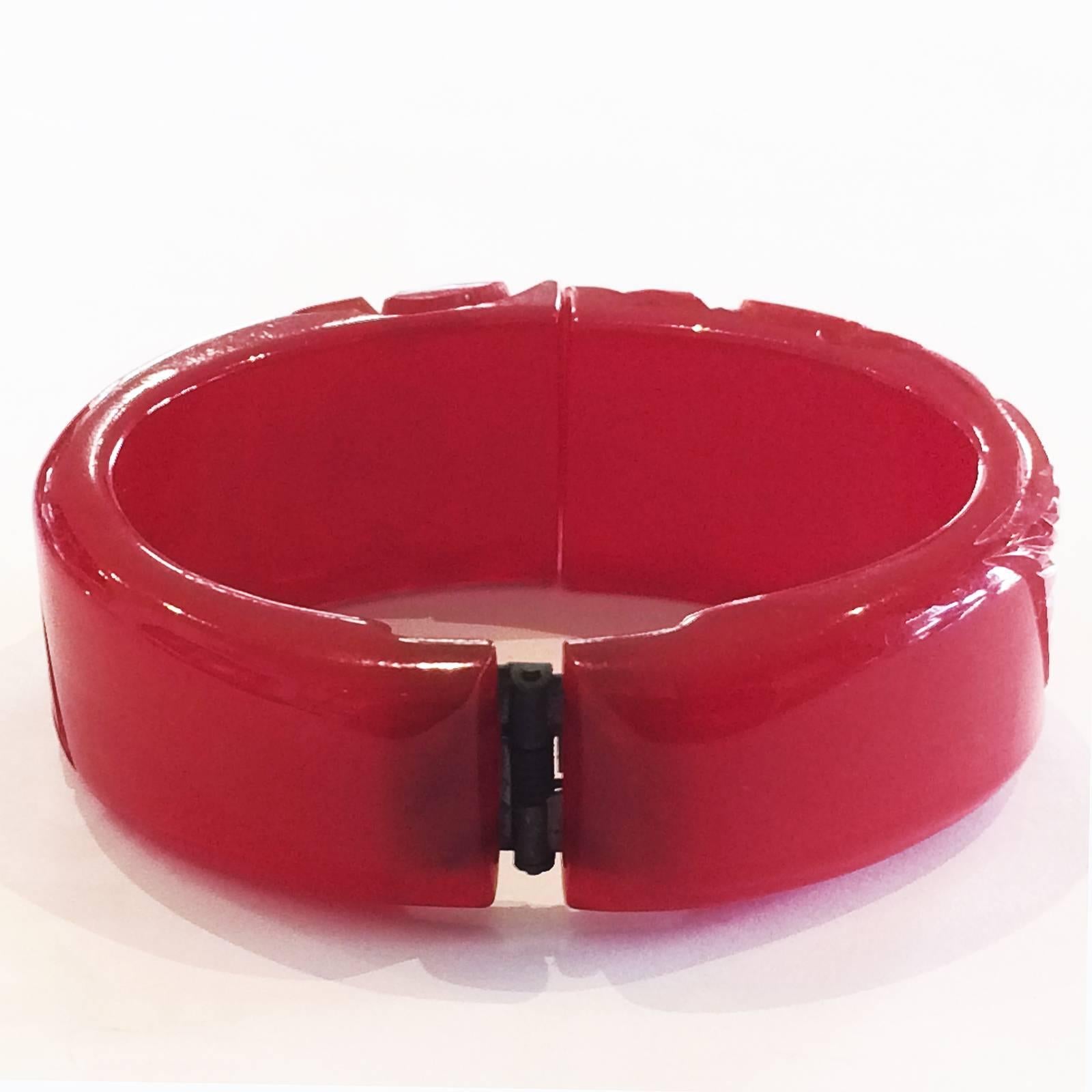 Art Deco deeply Carved Bakelite Hinged Clamper Bangle in brilliant Ruby red  In Excellent Condition For Sale In Daylesford, Victoria