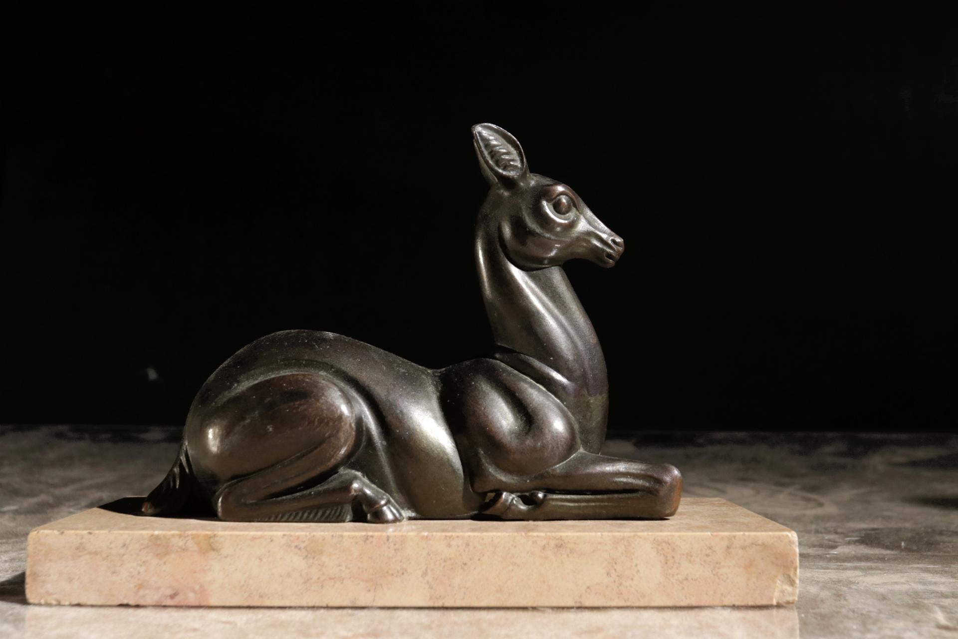 Magnificent Art Deco design, deer lying on a salmon pink marble base made circa 1930.
Measures: Ca 13.5 cm height, 20 cm width, depth 9 cm.
        