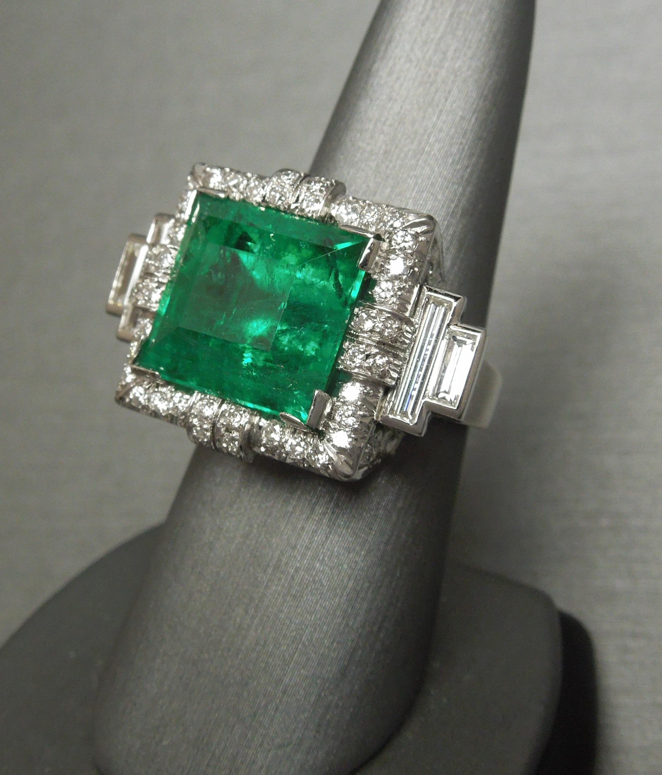 Art Deco Defined 12.75 Carat GIA Colombian Emerald Platinum Ring In Good Condition For Sale In METAIRIE, LA