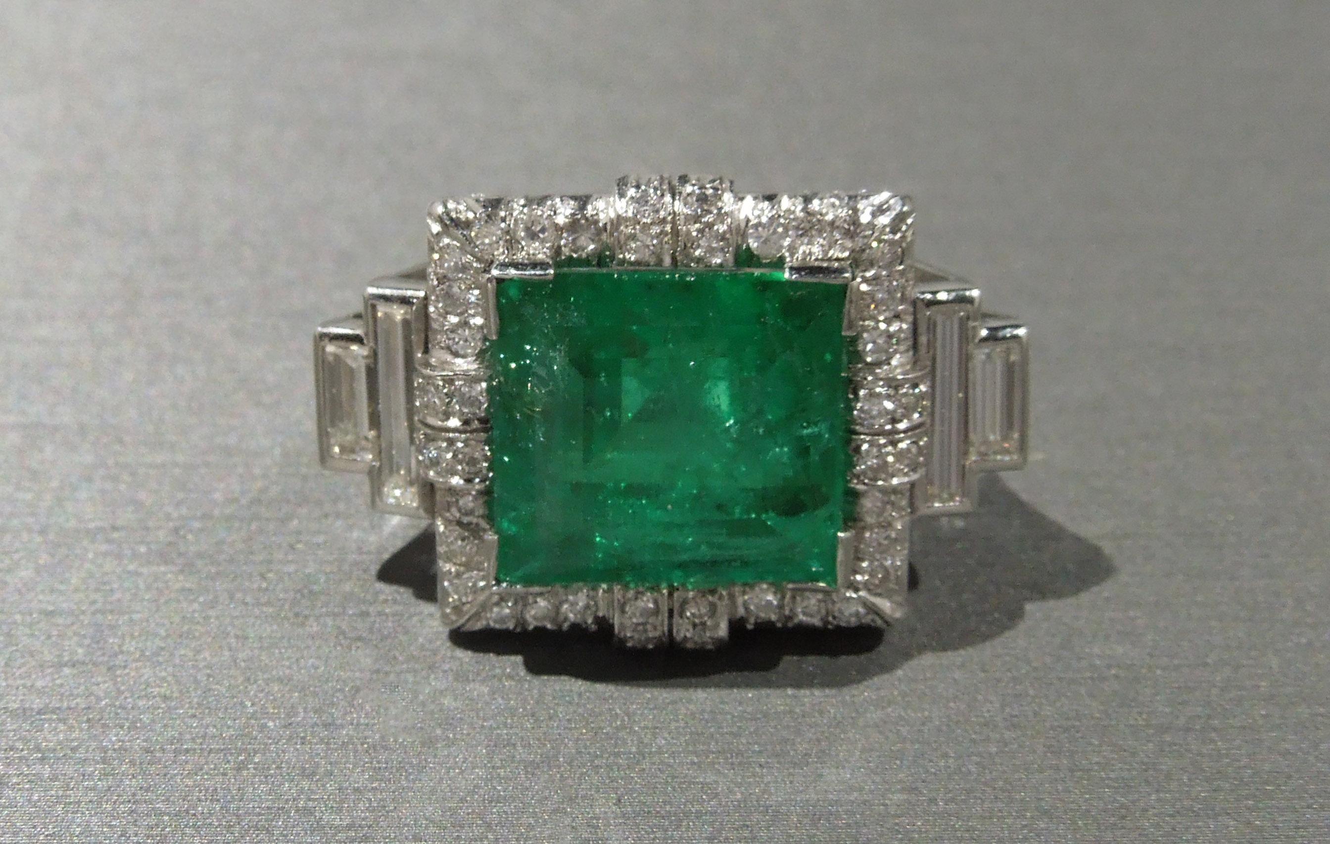 Art Deco Defined 12.75 Carat GIA Colombian Emerald Platinum Ring For Sale 2