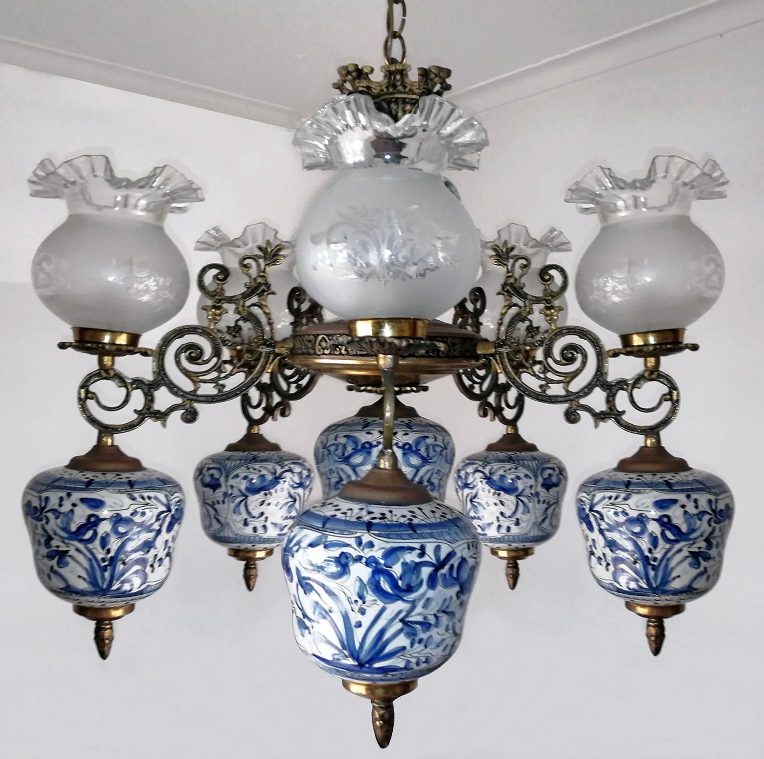 Art Deco delft blue oil lamp hand painted chandelier in the 17th century style.
Measures:
Width 27.56 in / 70 cm
Height 80.70 in (Chain 19.68 in)/ 105 cm (Chain 50 cm)
5-light bulbs E 14 / good working condition
Assembly required. Bulbs not