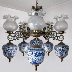 Delfter Art-déco-Kronleuchter aus blauem Porzellan, vergoldeter Bronze und geätztem Glas