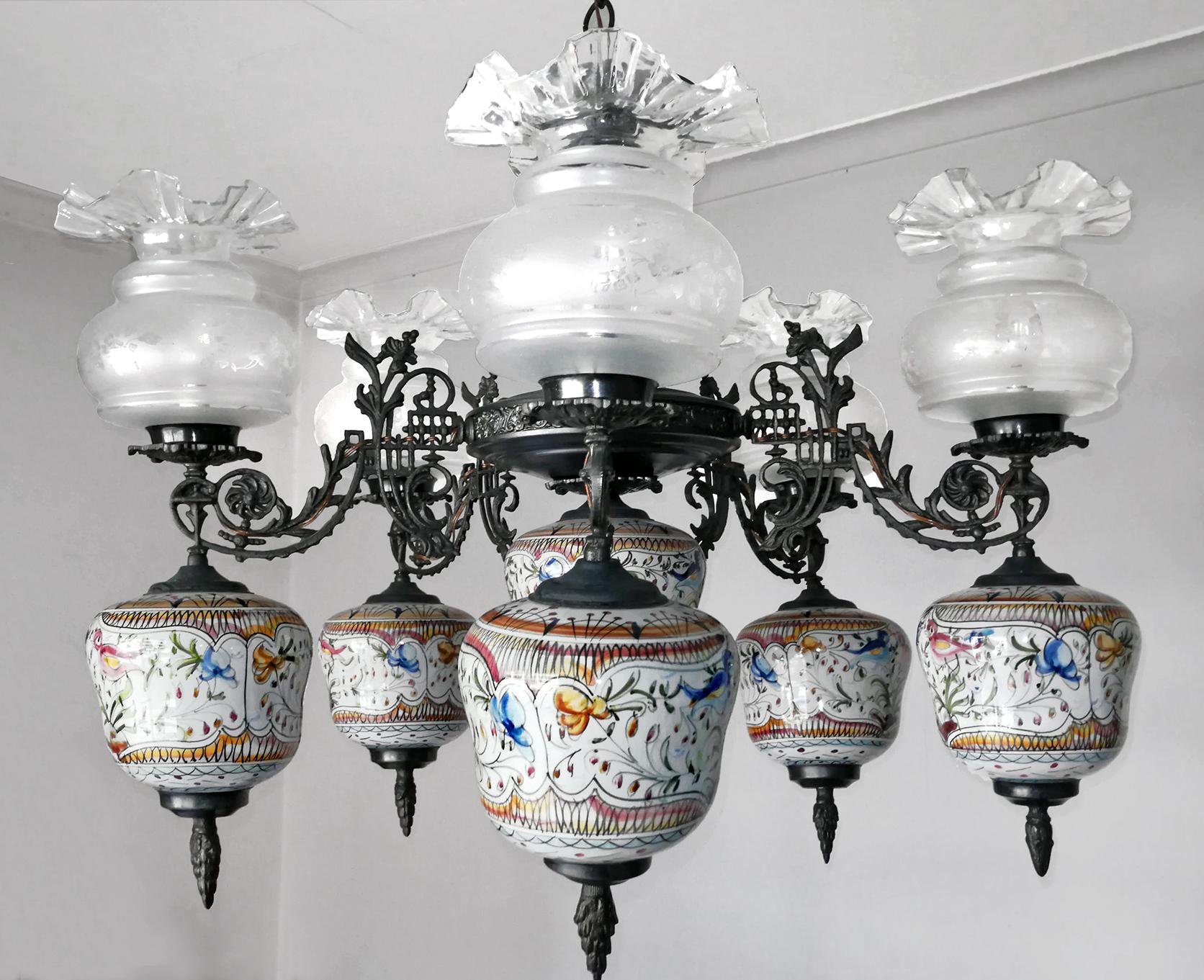 Art Deco delft painted in polychrome colors hand painted oil lamp chandelier in the 17th century style.
Measures:
Width 27.56 in / 70 cm
Height 80.70 in (Chain - 19.68 in)/ 105 cm (Chain - 50 cm)
5-light bulbs E 14 / good working