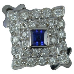 Art Deco Design 18 Karat Weißgold Blauer Saphir und Diamant Cluster-Ring