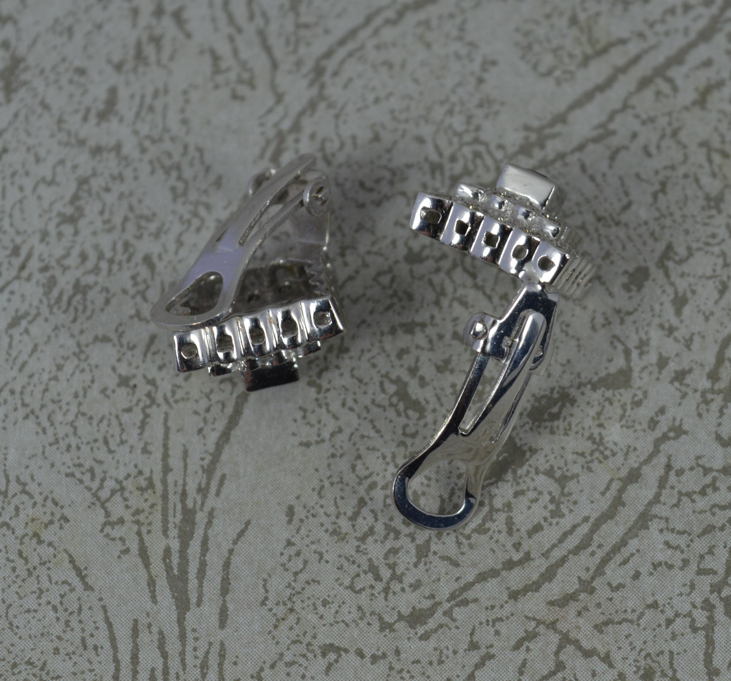 Art Deco Design 18 Karat Weißgold Saphir und Diamant Clip auf Cluster-Ohrringe (Art déco) im Angebot