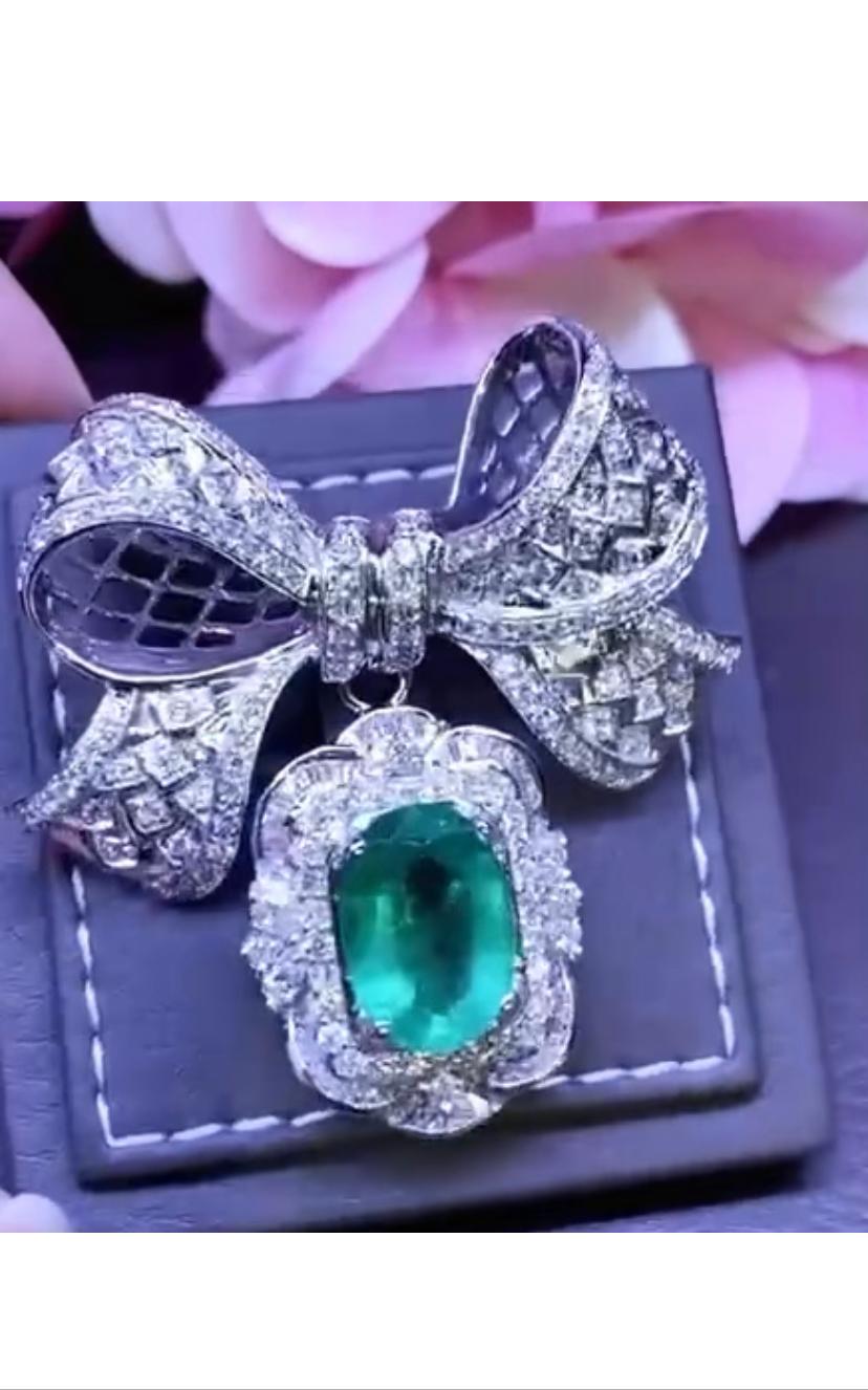 Art Decô Design Brooch with 9, 31 Carats of Emerald and Diamonds  In New Condition For Sale In Massafra, IT