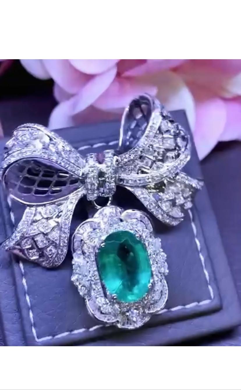 Art Decô Design Brooch with 9, 31 Carats of Emerald and Diamonds  For Sale 1