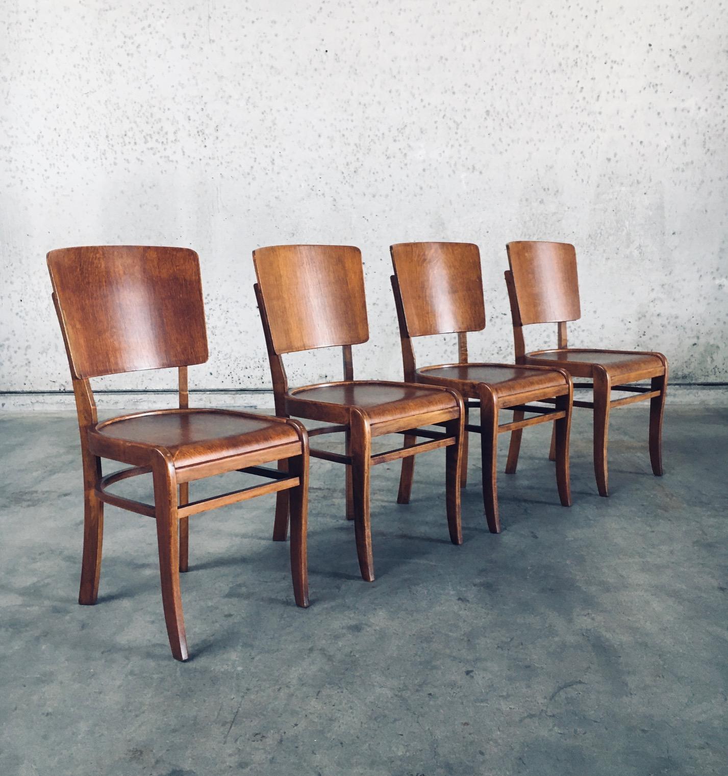 Set di 4 sedie modello Café/Pub d'epoca in stile Art Déco. Prodotto in Belgio, periodo 1930/40. Sedie dal design e dalla fattura meravigliosi, realizzate in un leggerissimo legno di betulla. Telaio in legno di bengala e sagomato con una patina molto
