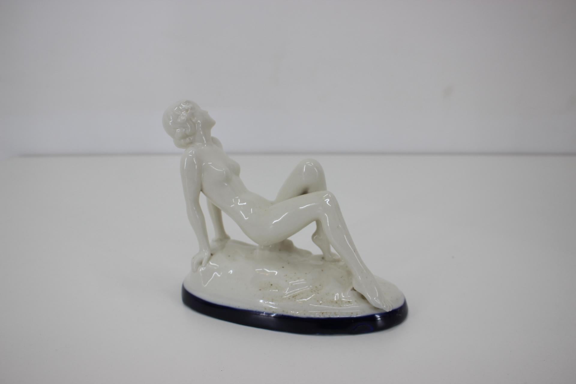 Metà XX secolo Scultura in ceramica di design Art Deco con nudo di donna seduta, anni '1930 in vendita