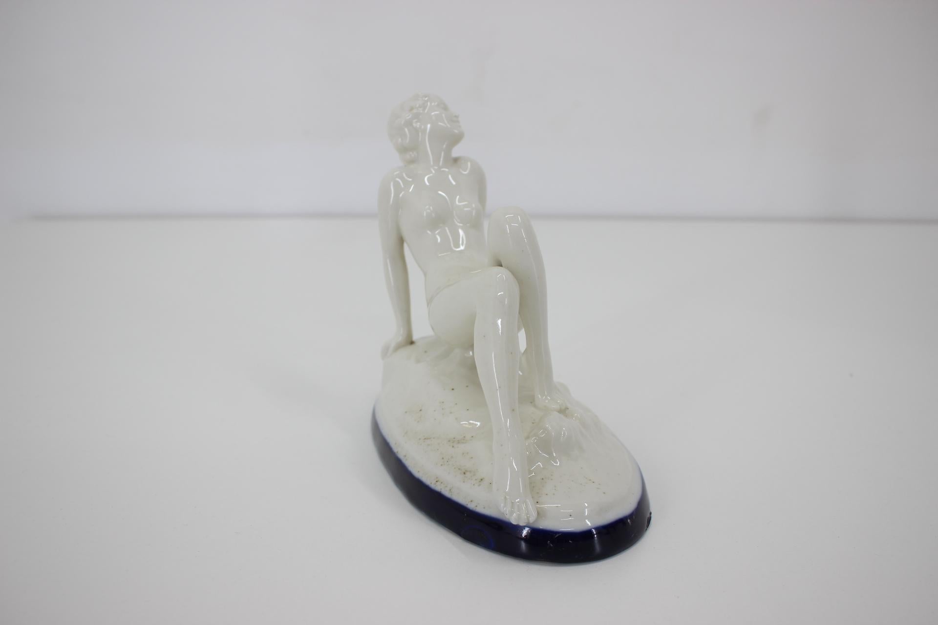 Porcellana Scultura in ceramica di design Art Deco con nudo di donna seduta, anni '1930 in vendita