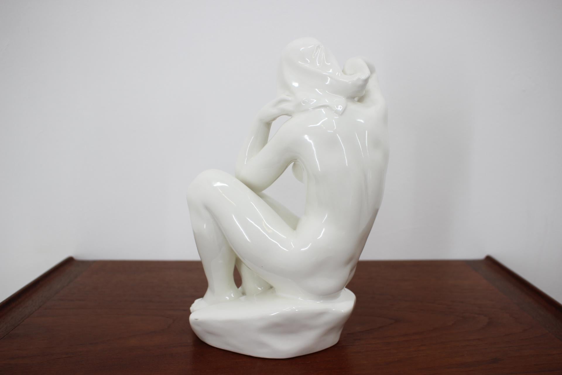 Tchèque Sculpture en céramique Art déco Femme nue assise:: années 1940 en vente