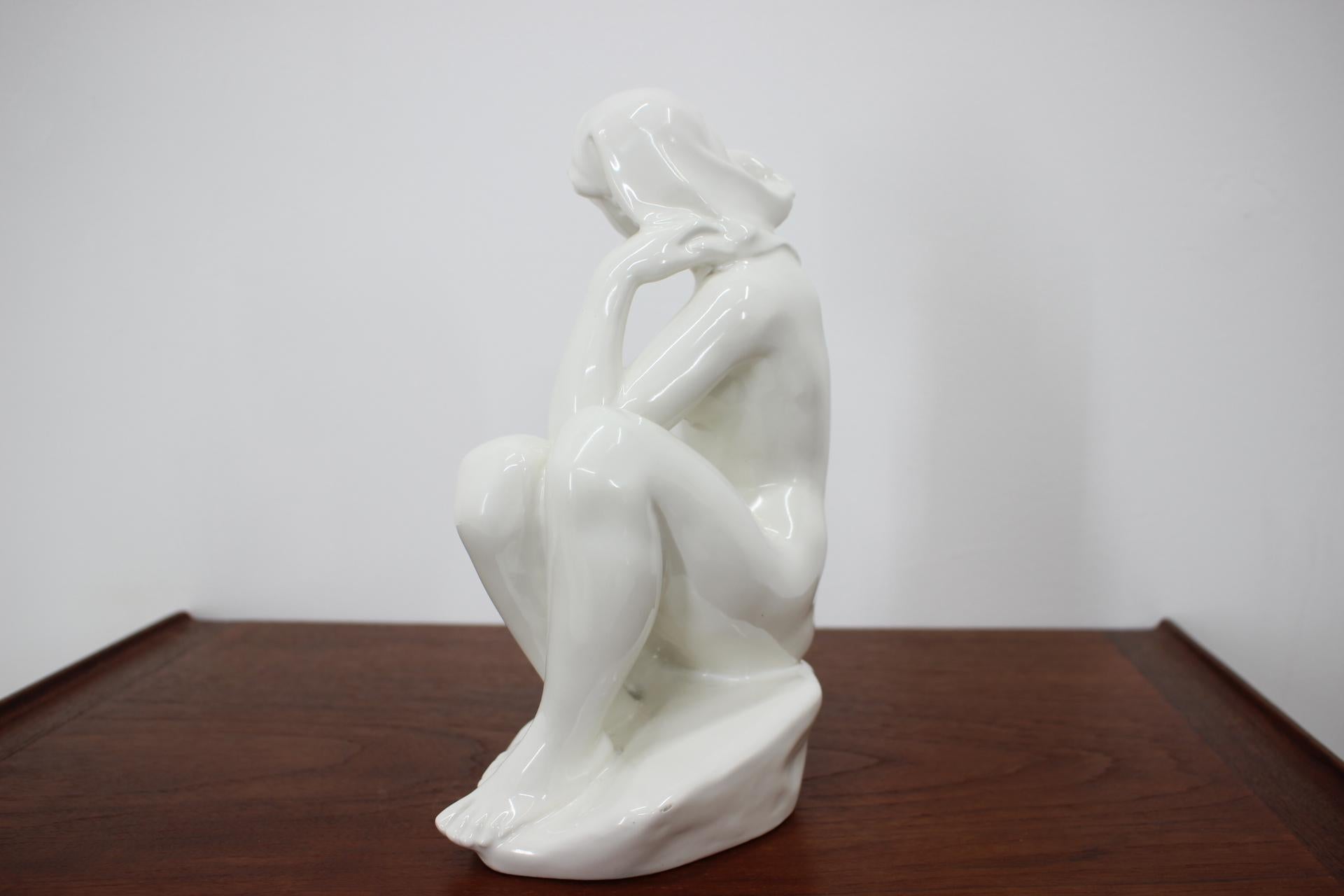 Sculpture en céramique Art déco Femme nue assise:: années 1940 Bon état - En vente à Praha, CZ