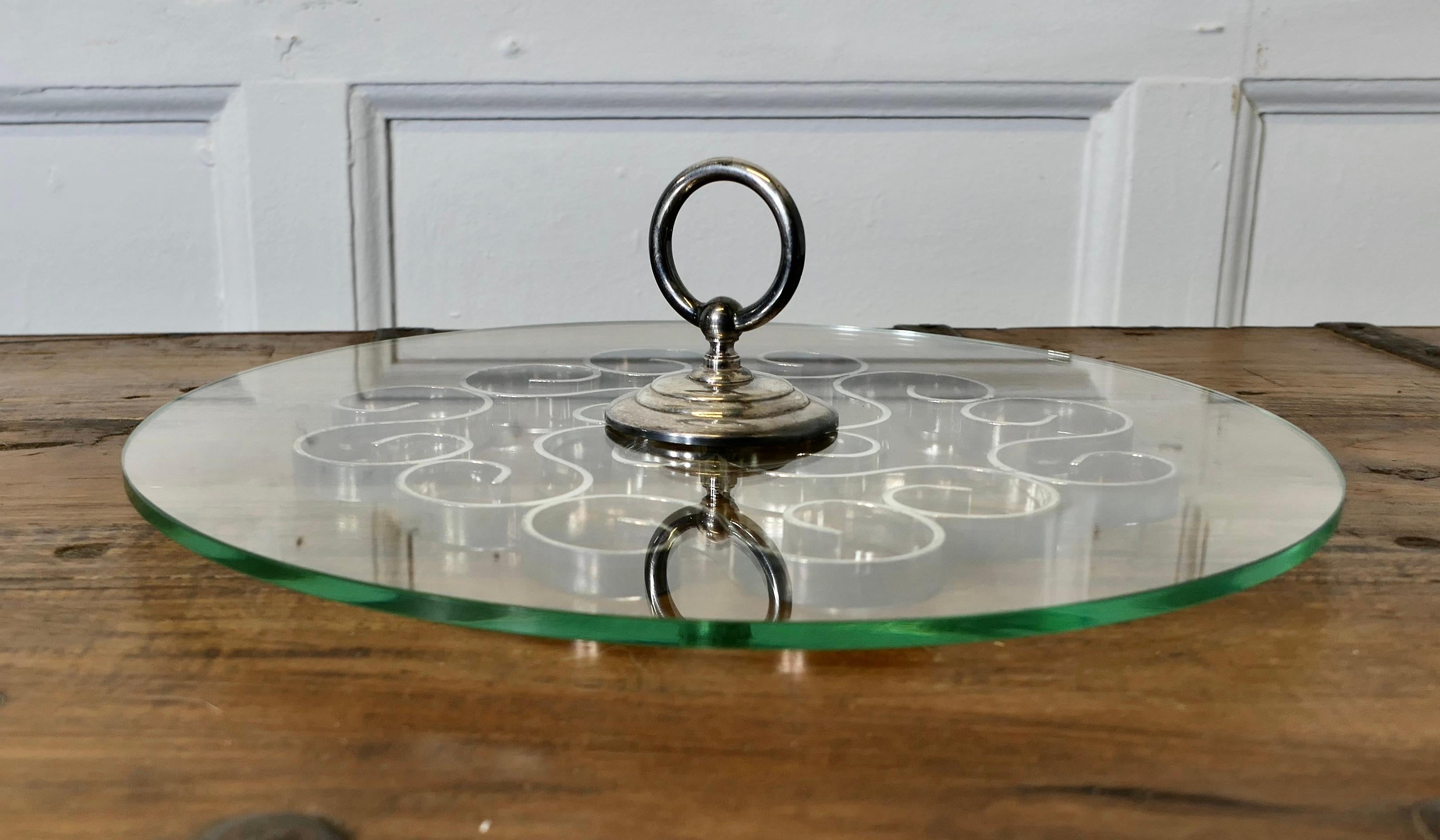 Mid-Century moderno Piatto da formaggio dal design Art Deco, vetro e metallo argentato  Classico piatto a base di formaggio in vendita