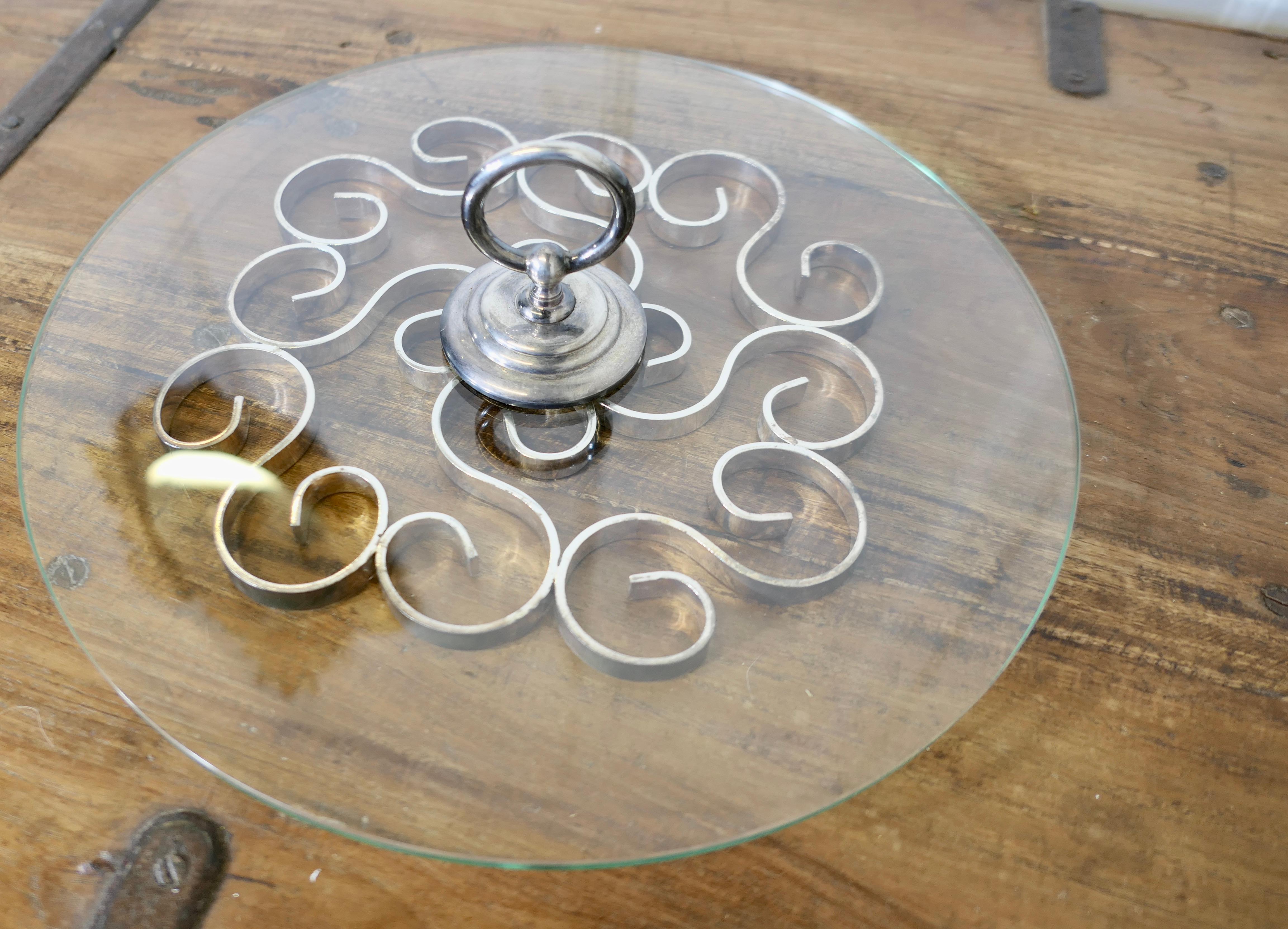 Vetro artistico Piatto da formaggio dal design Art Deco, vetro e metallo argentato  Classico piatto a base di formaggio in vendita