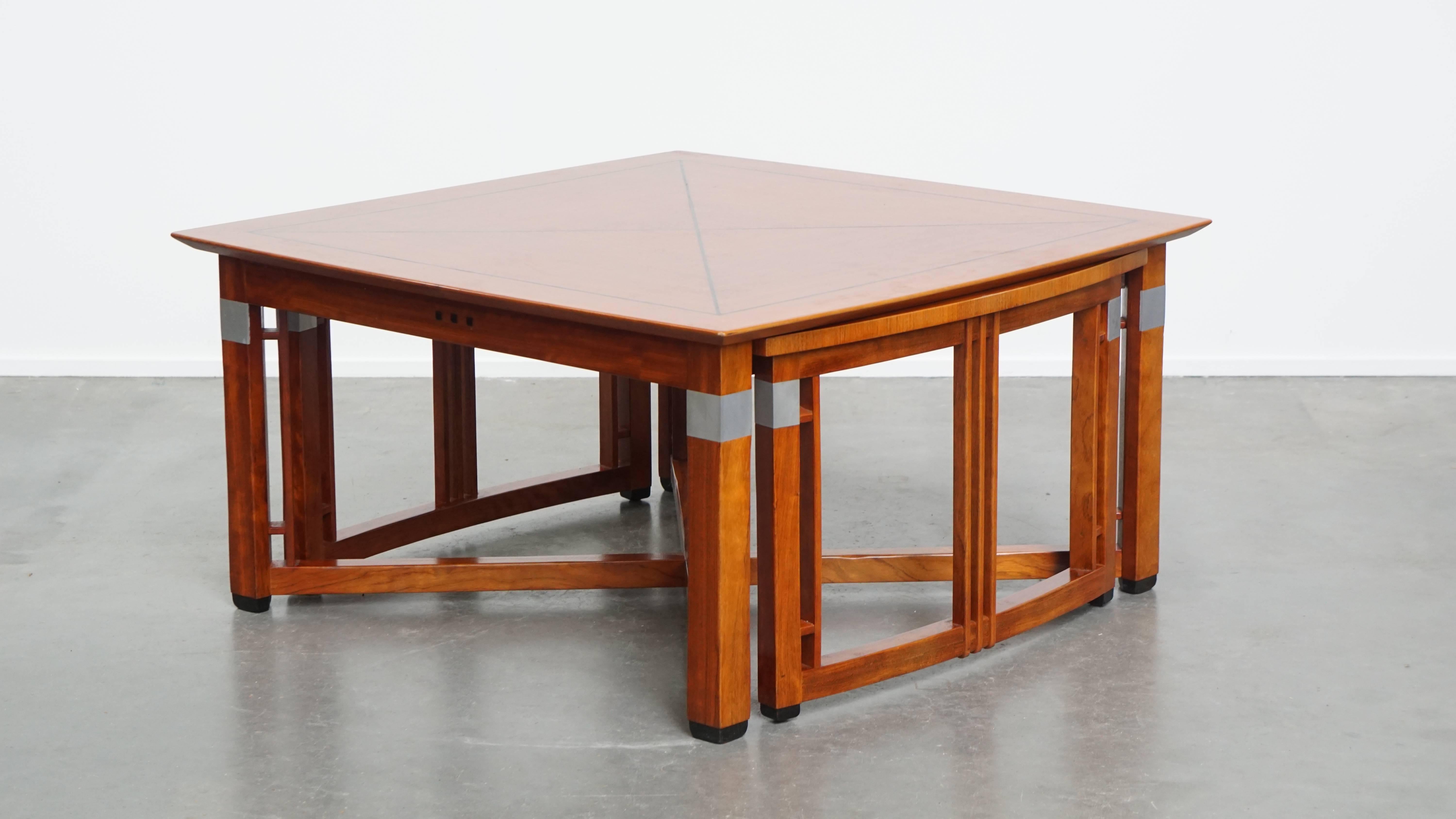 Offered here this well-preserved Art Deco Schuitema design coffee table with extendable sections, from the renowned Decoforma series.

This stylish and practical Art Deco coffee table is made by the Dutch high-end furniture brand Schuitema, known