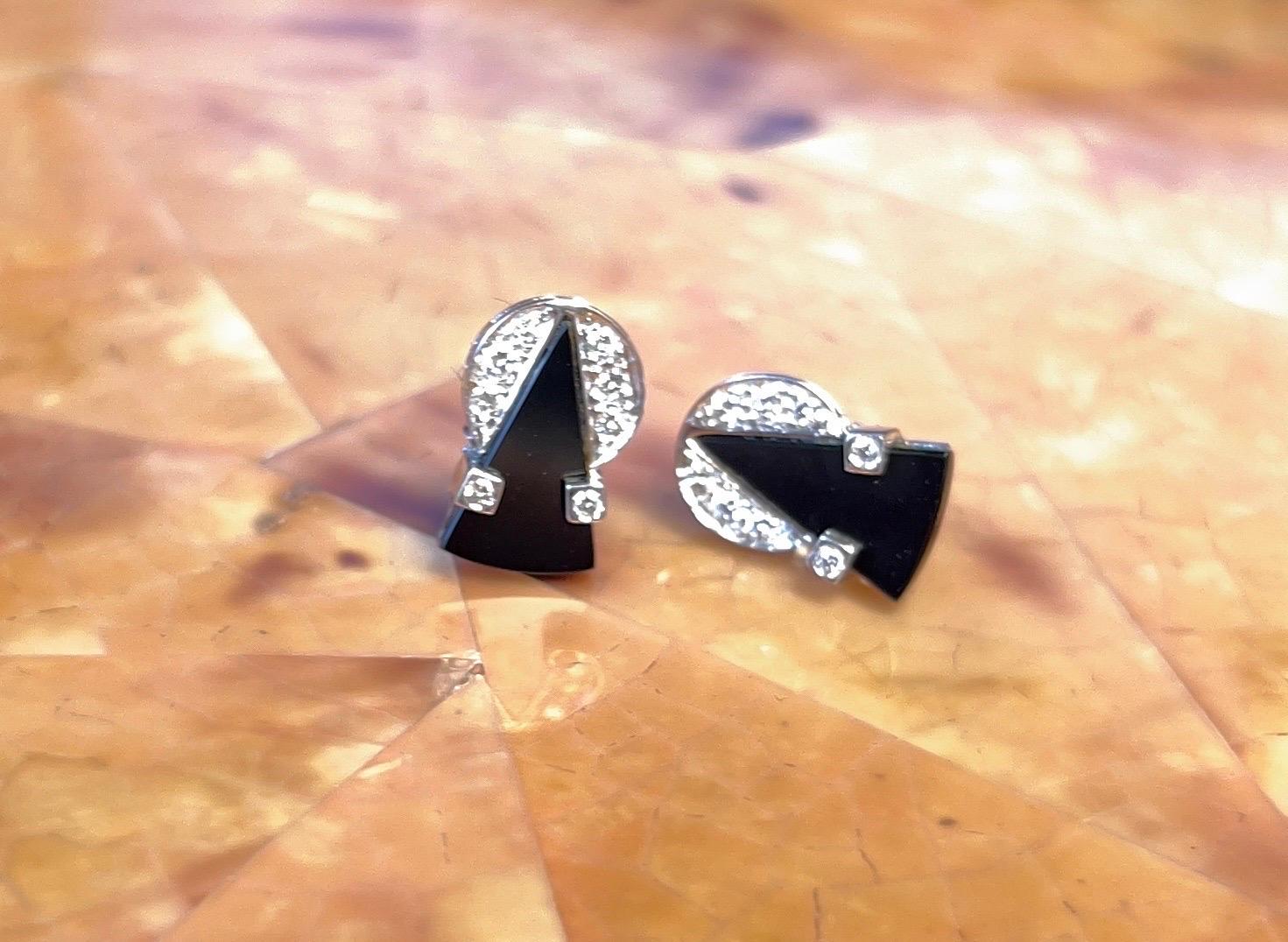 Round Cut Art Deco Design Diamond and Black Onyx Stud Earrings in 18k White Gold For Sale