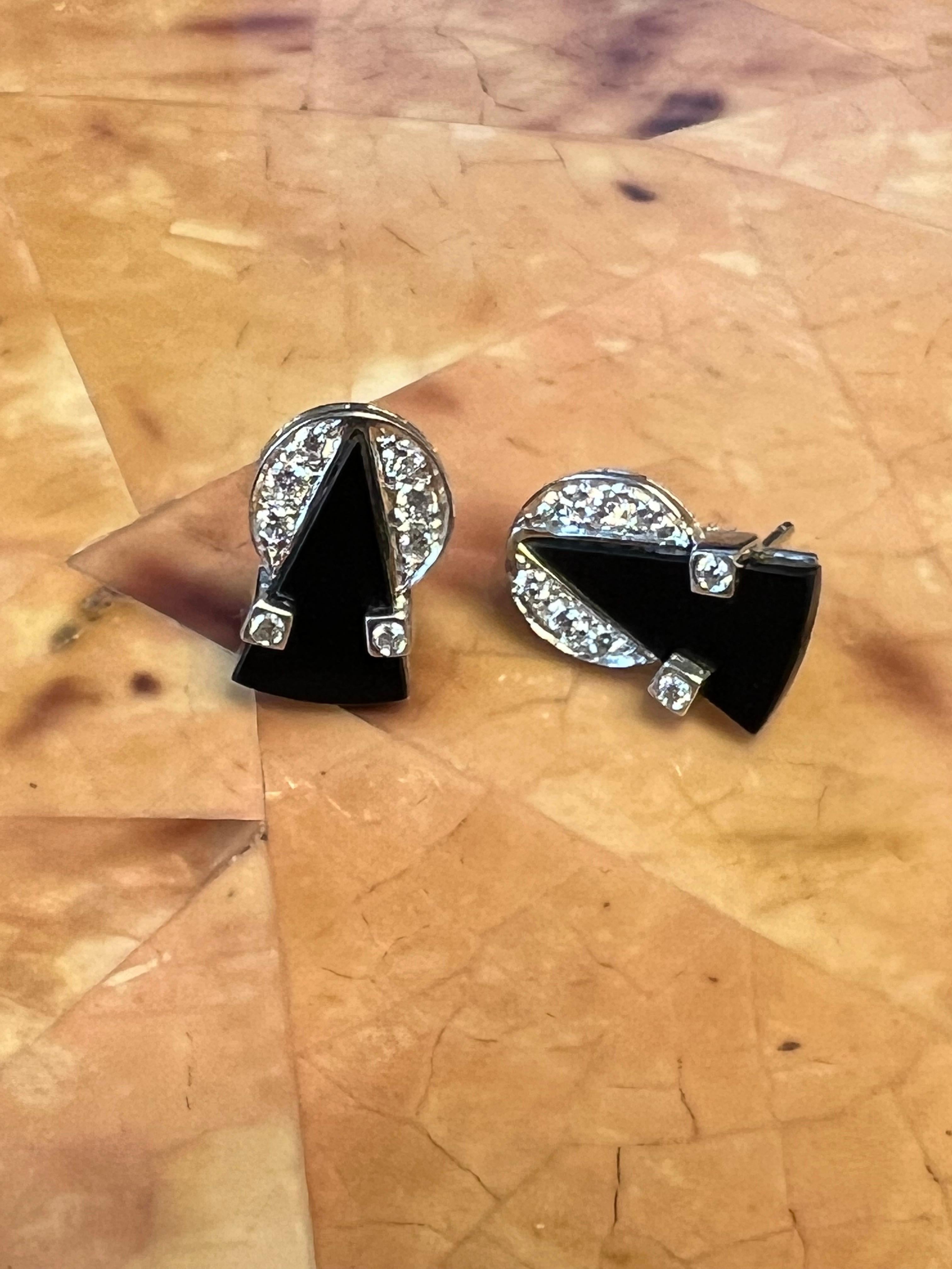 Round Cut Art Deco Design Diamond and Black Onyx Stud Earrings in 18k White Gold For Sale